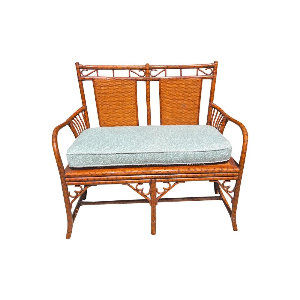 Banco Settee vintage de ratán y bambú de estilo Chinoiserie

Este precioso canapé vintage de ratán y bambú de estilo Chinoiserie es la mezcla perfecta de boho chic y elegancia costera. Con un robusto armazón de ratán con intrincados detalles, se