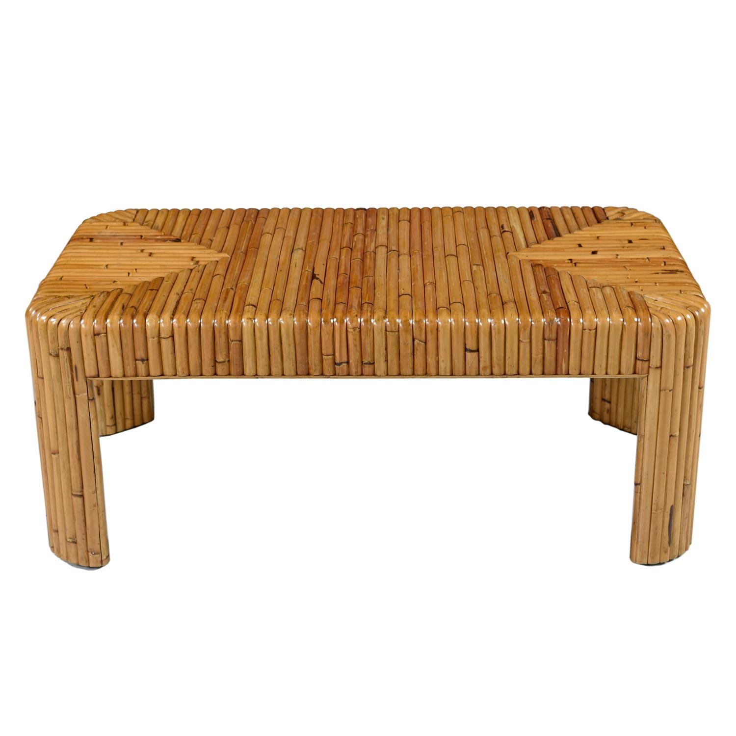 The earthy reed motif is on trend, blending well with Bohemian, contemporary and modern rustic. Rattan slats intersecting in geometric harmony. The sustainable material composing this coffee table emits a warm elegance.