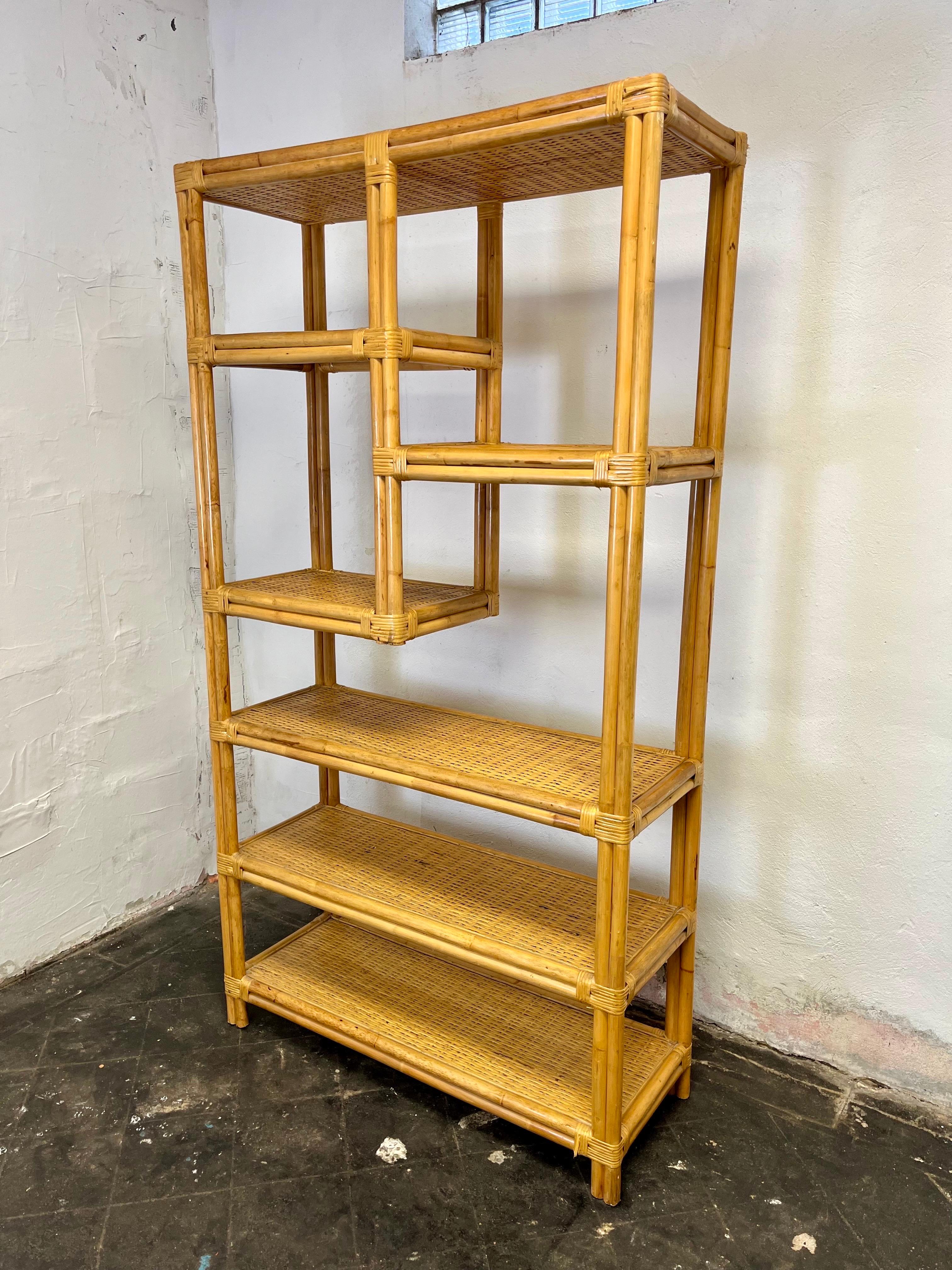 Gran diseño versátil. Etagere grande de ratán o bambú con estanterías desplazadas. Mucho espacio para exponer. Construcción sólida sin tambaleos. Algunos envoltorios  roto o suelto, pero no afecta a la integridad. Tengo 2 disponibles
De acera a