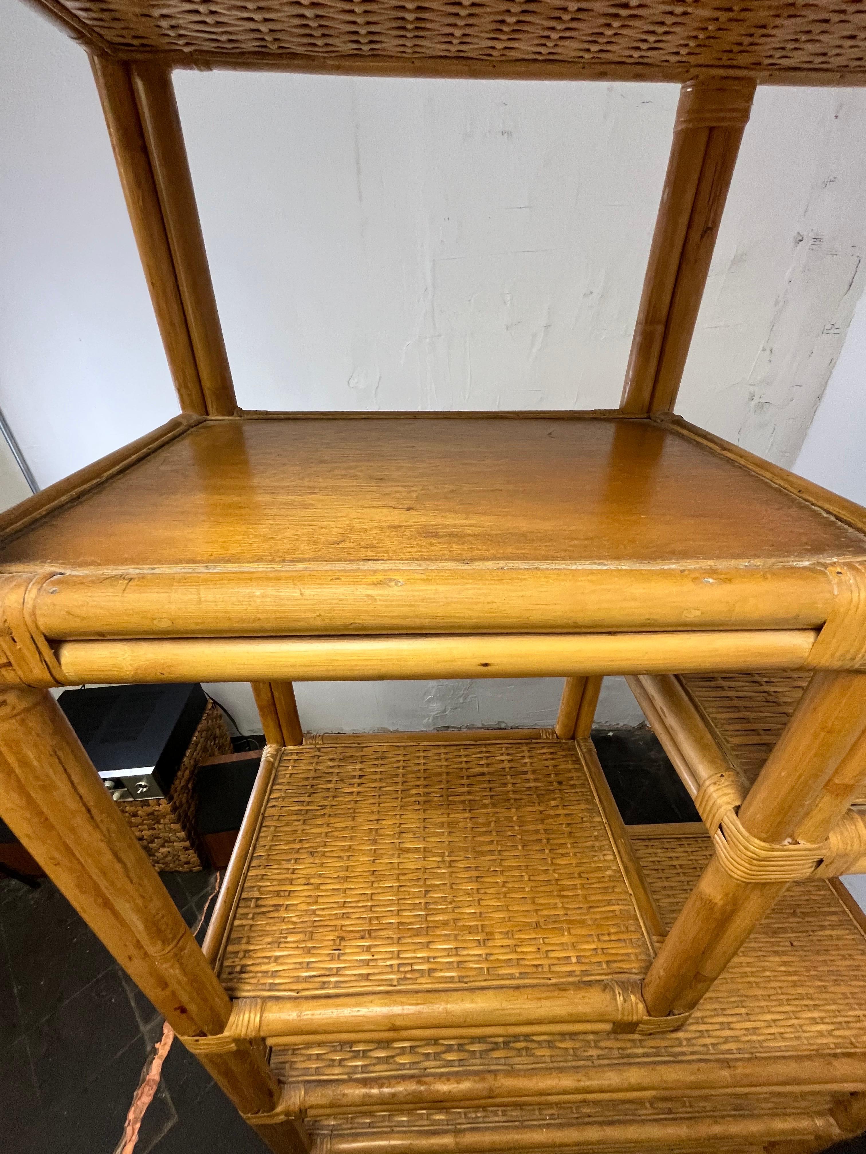 Estantería vintage de ratán y bambú siglo XX en venta