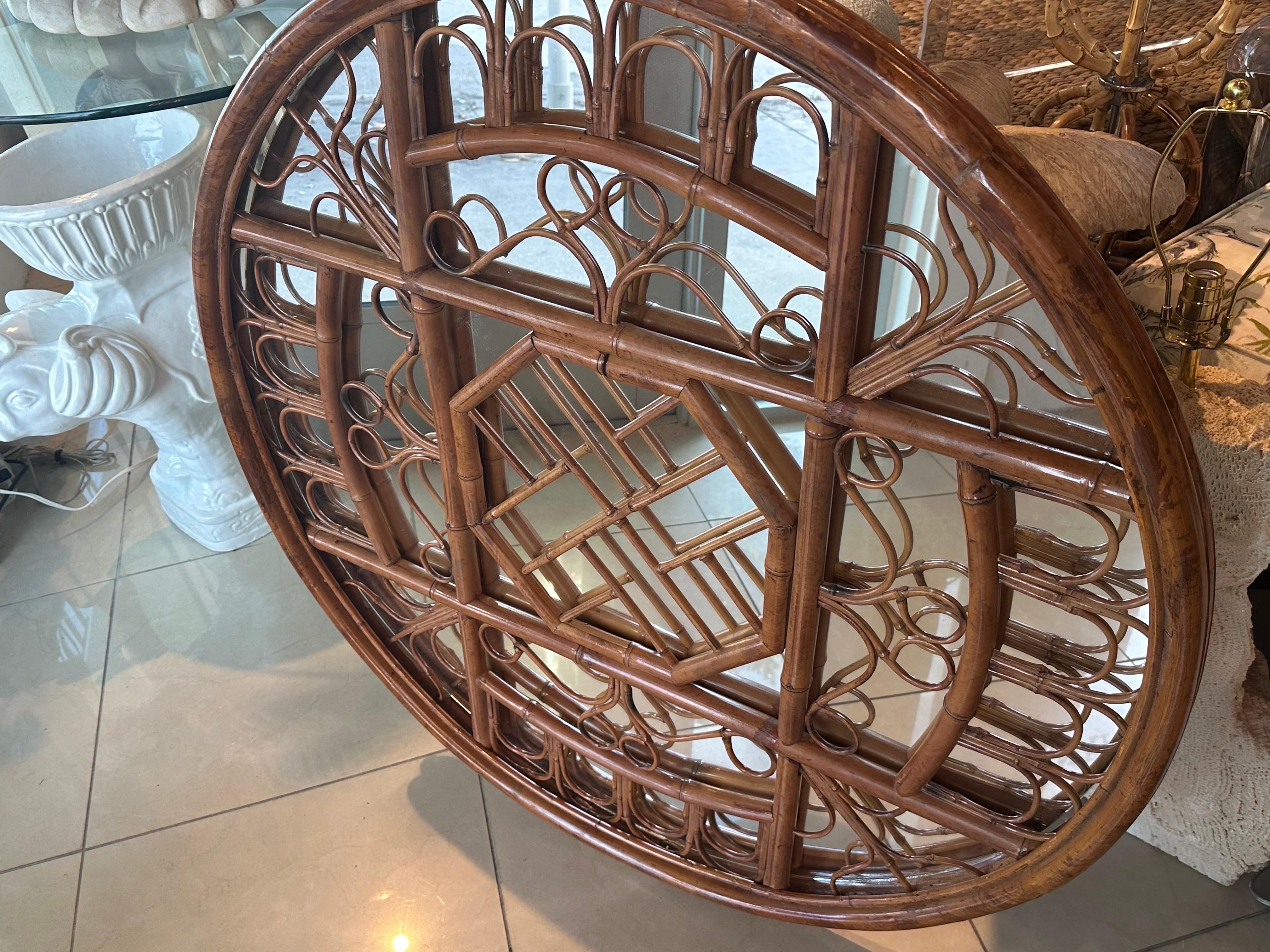 Specchio da parete rotondo cinese Chippendale vintage in rattan e bambù con tartaruga degli anni '70 in vendita 3
