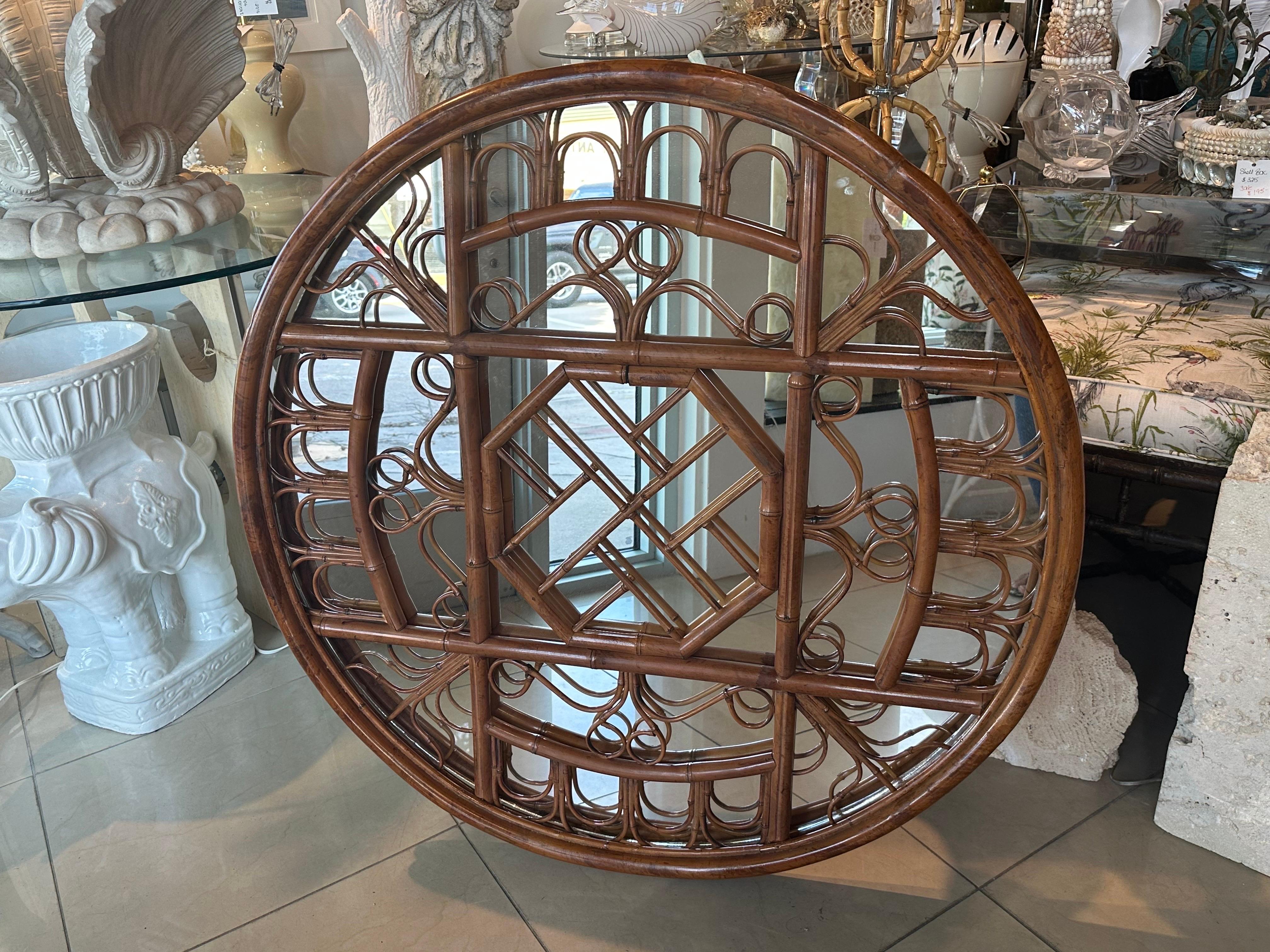 Specchio da parete rotondo cinese Chippendale vintage in rattan e bambù con tartaruga degli anni '70 in vendita 4
