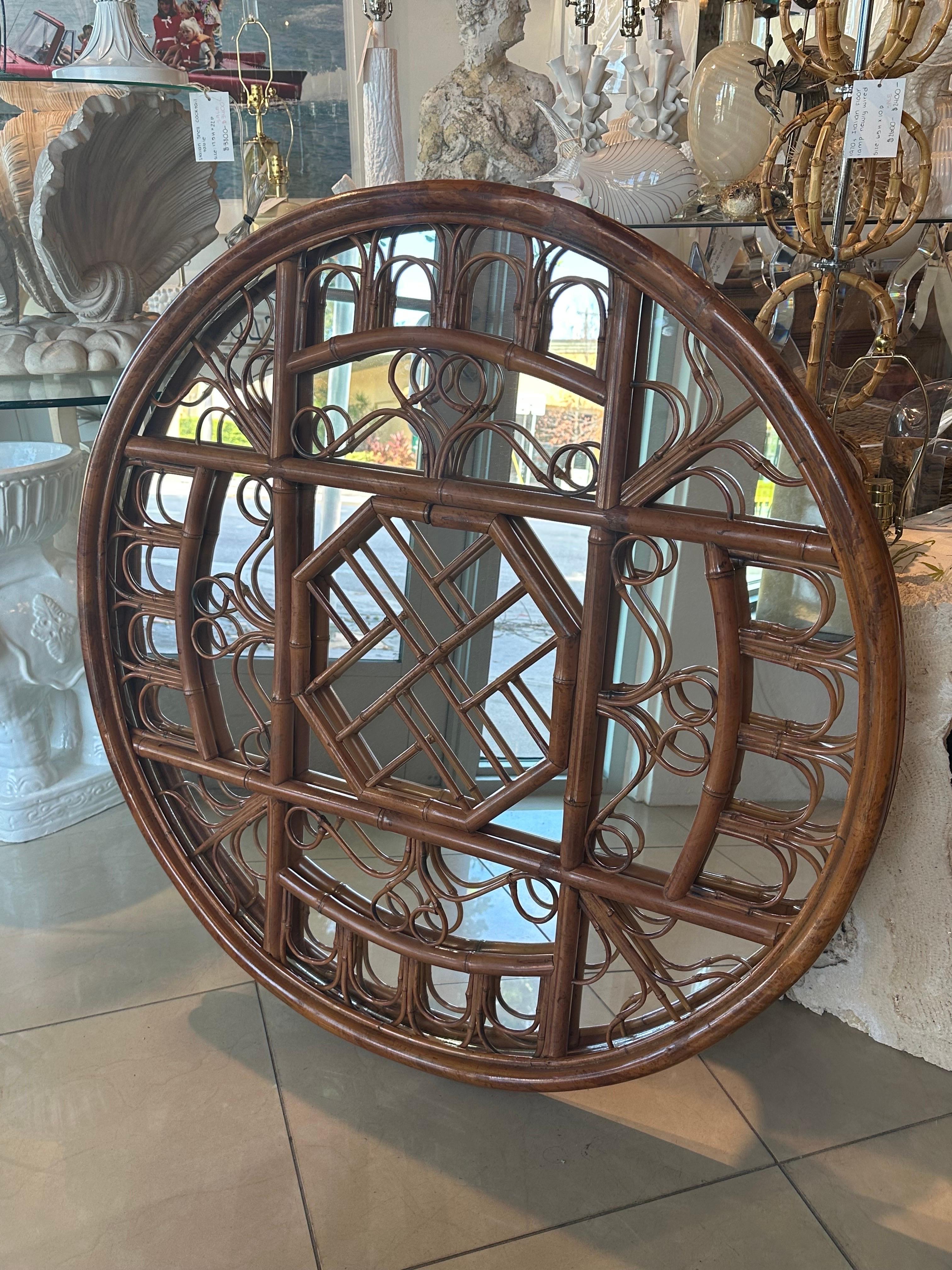 Specchio da parete rotondo cinese Chippendale vintage in rattan e bambù con tartaruga degli anni '70 in vendita 5