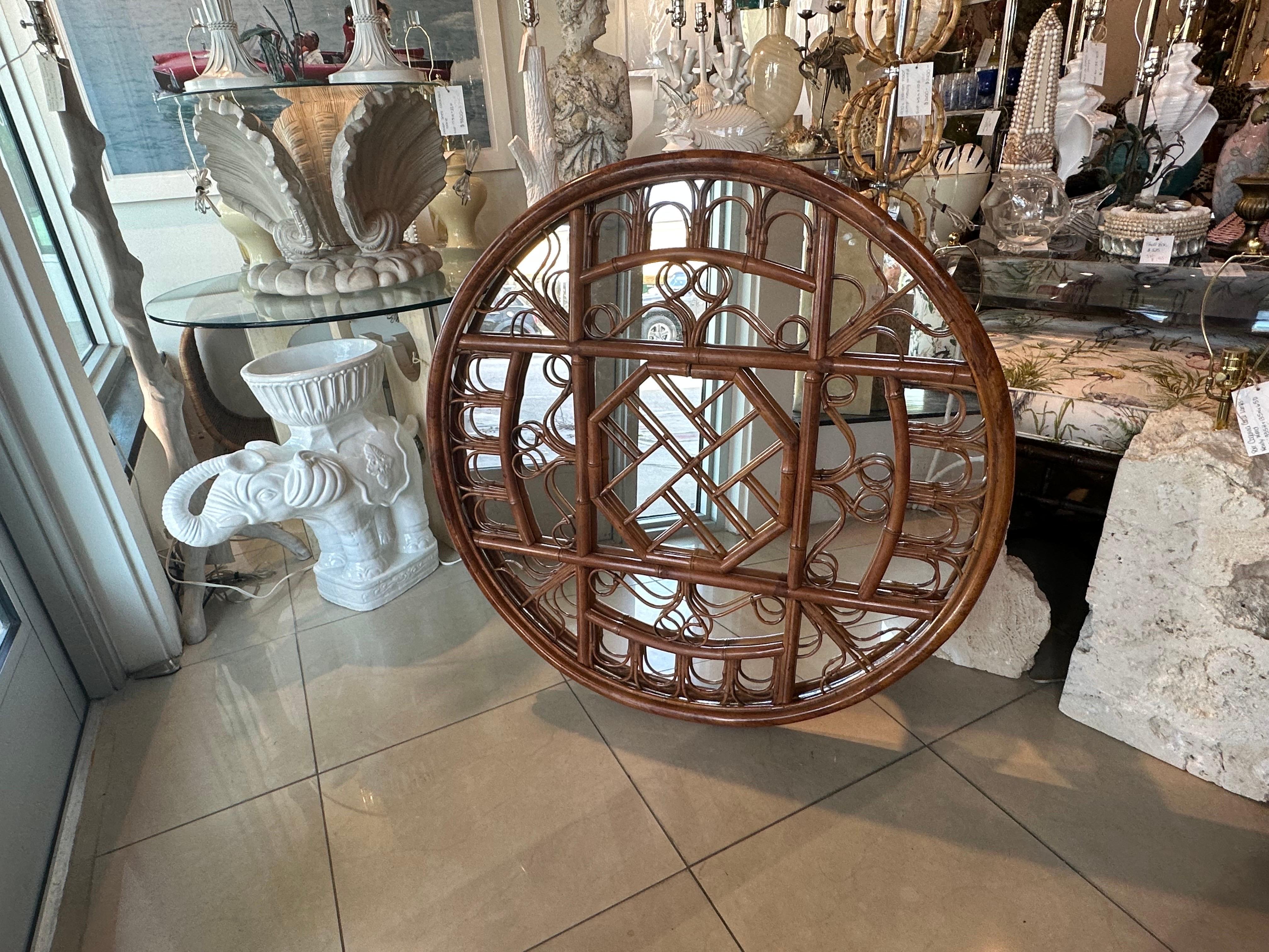 Specchio da parete rotondo cinese Chippendale vintage in rattan e bambù con tartaruga degli anni '70 in vendita 6