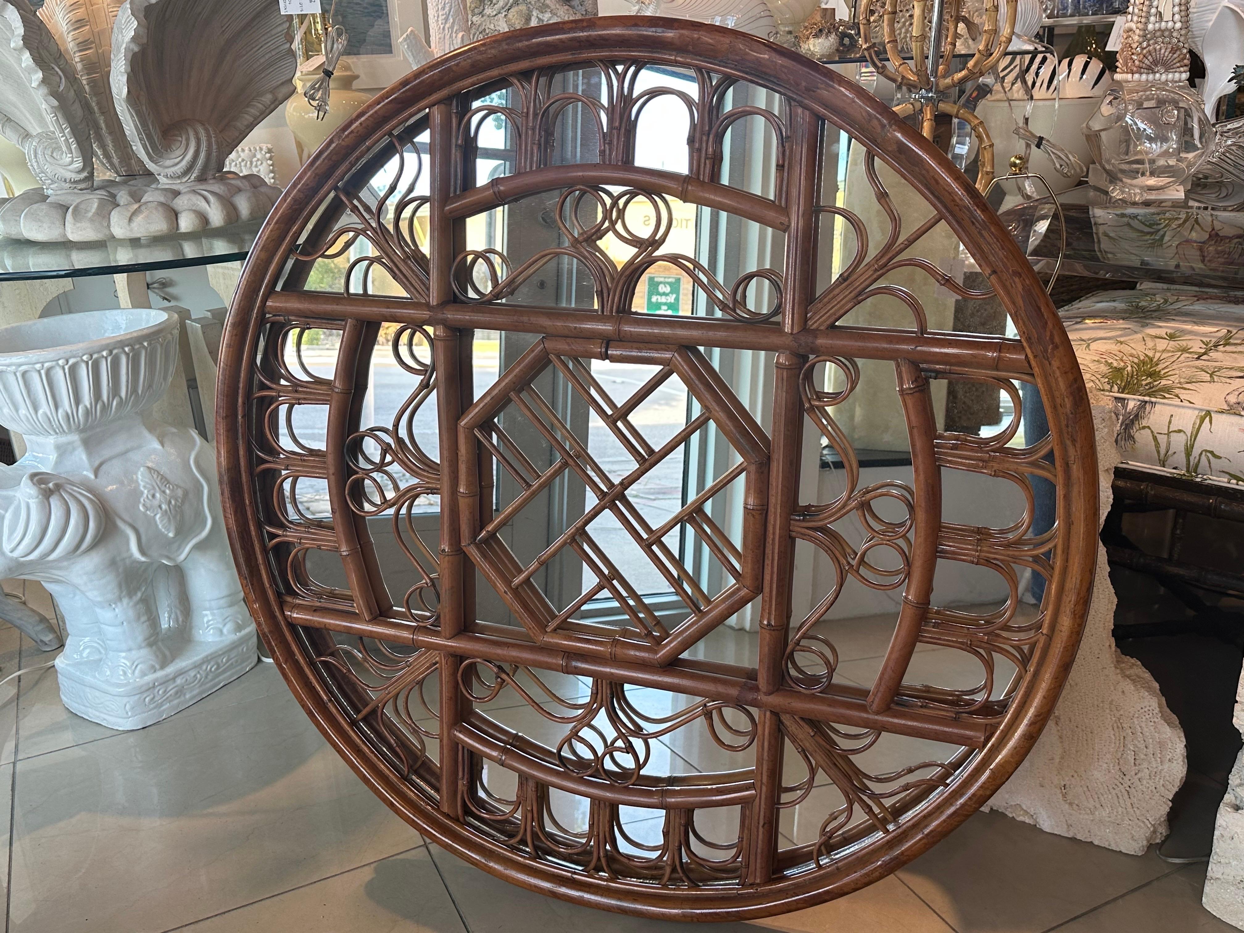 Chippendale cinese Specchio da parete rotondo cinese Chippendale vintage in rattan e bambù con tartaruga degli anni '70 in vendita
