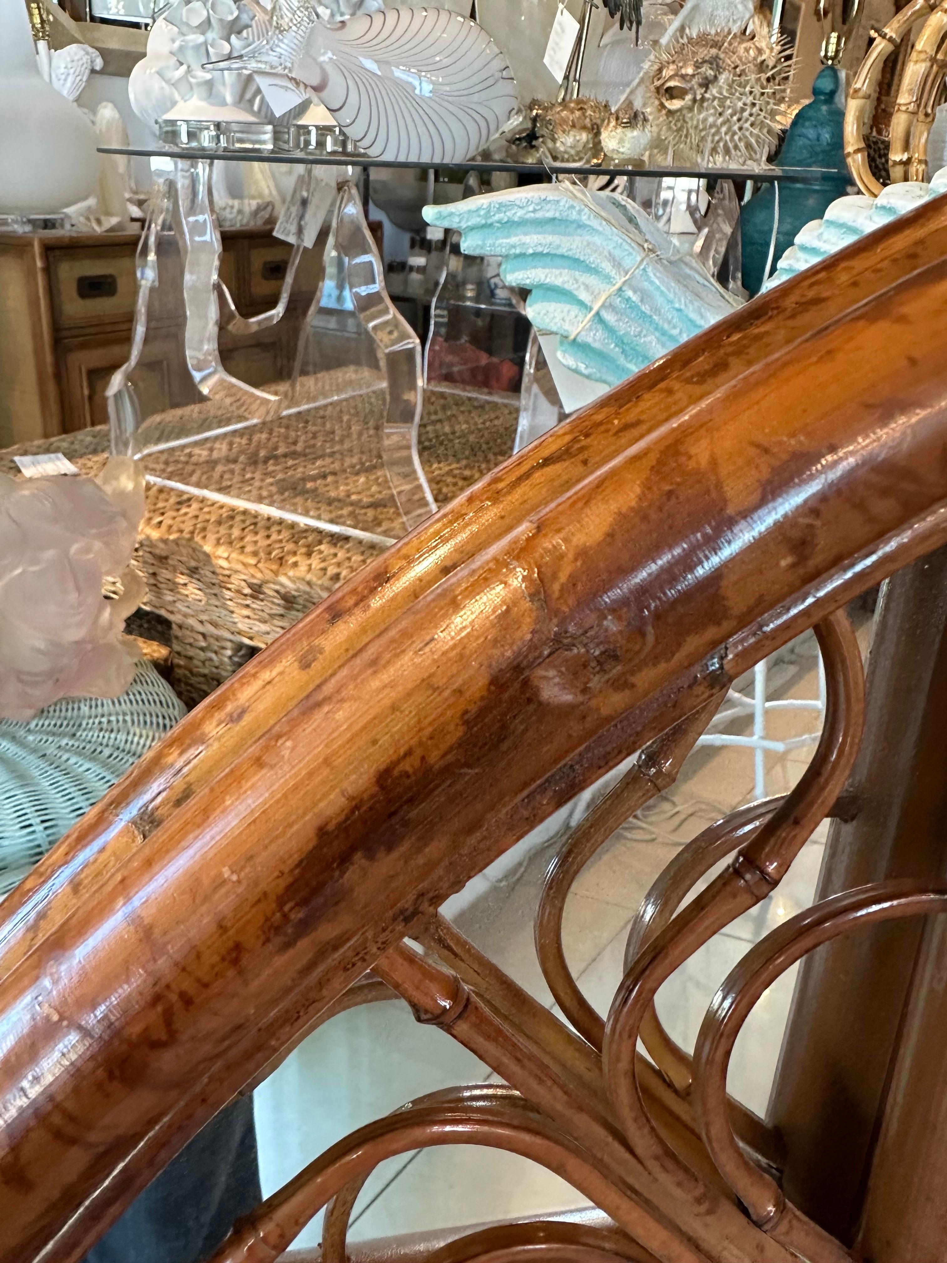 Americano Specchio da parete rotondo cinese Chippendale vintage in rattan e bambù con tartaruga degli anni '70 in vendita