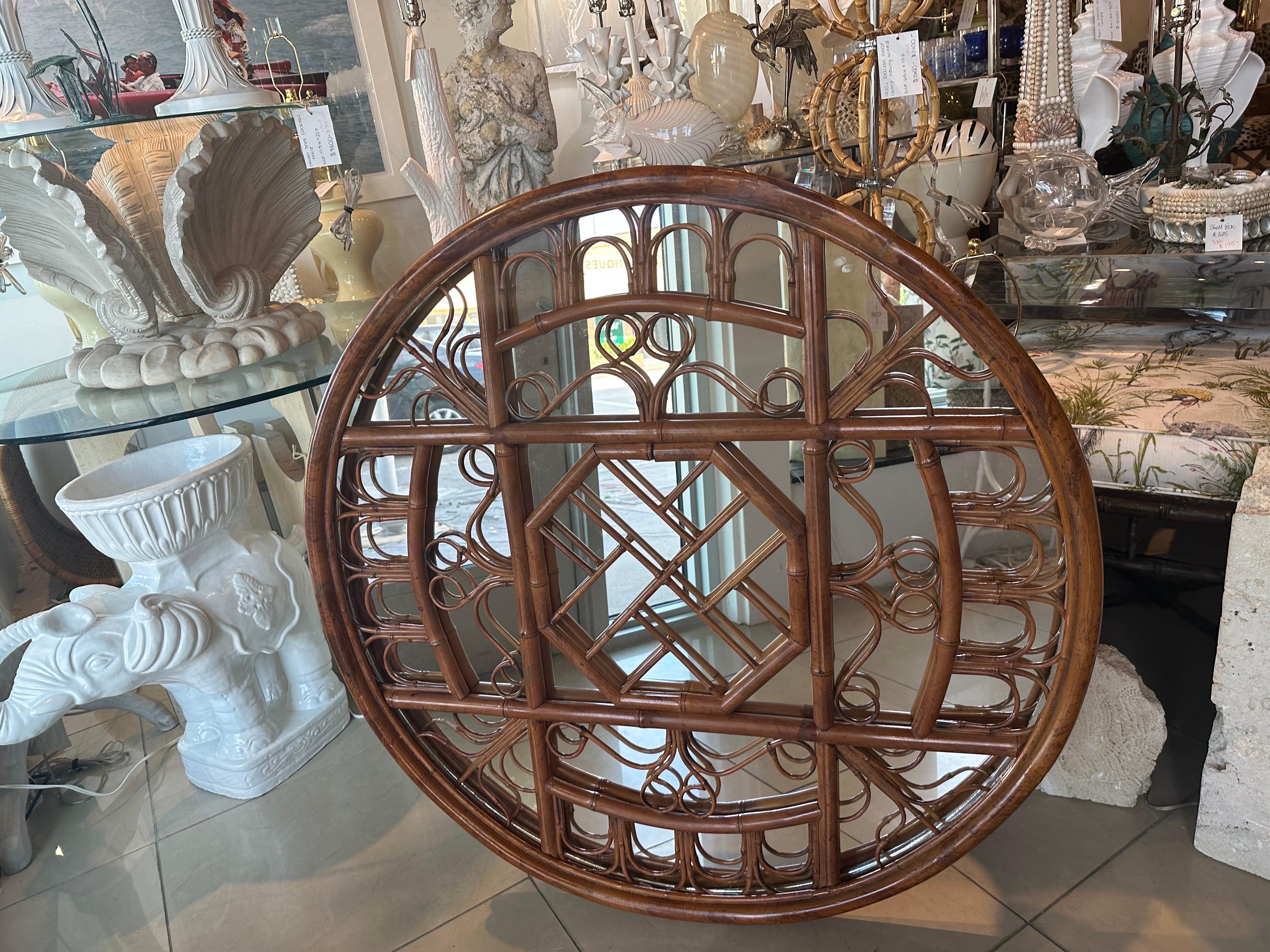 Specchio da parete rotondo cinese Chippendale vintage in rattan e bambù con tartaruga degli anni '70 In condizioni buone in vendita a West Palm Beach, FL