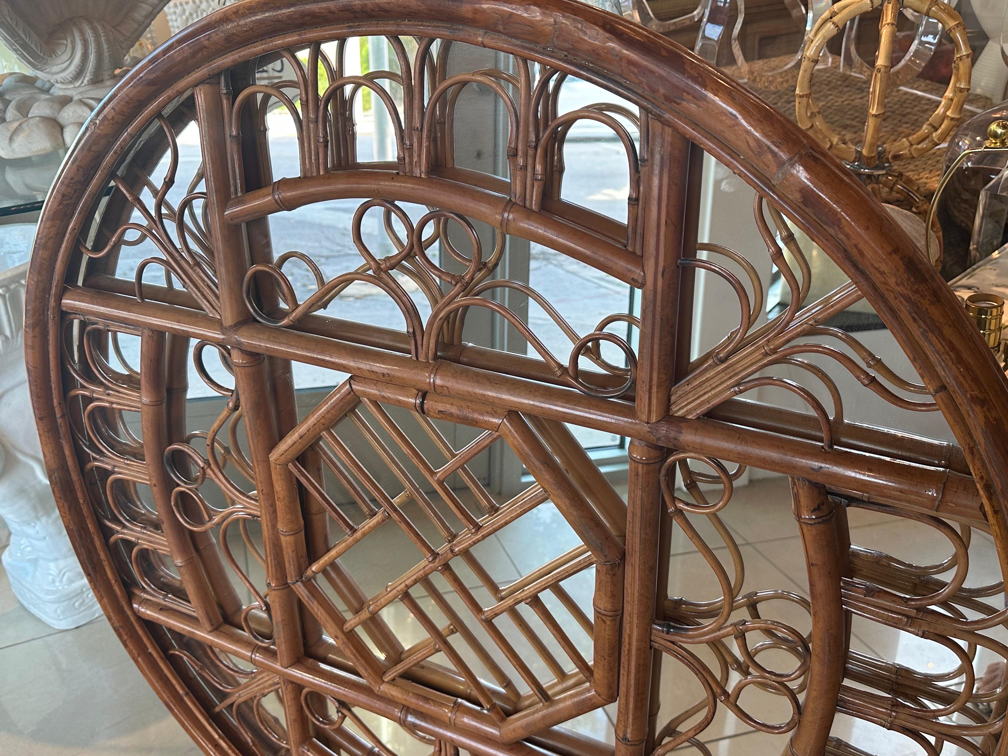Rattan Specchio da parete rotondo cinese Chippendale vintage in rattan e bambù con tartaruga degli anni '70 in vendita