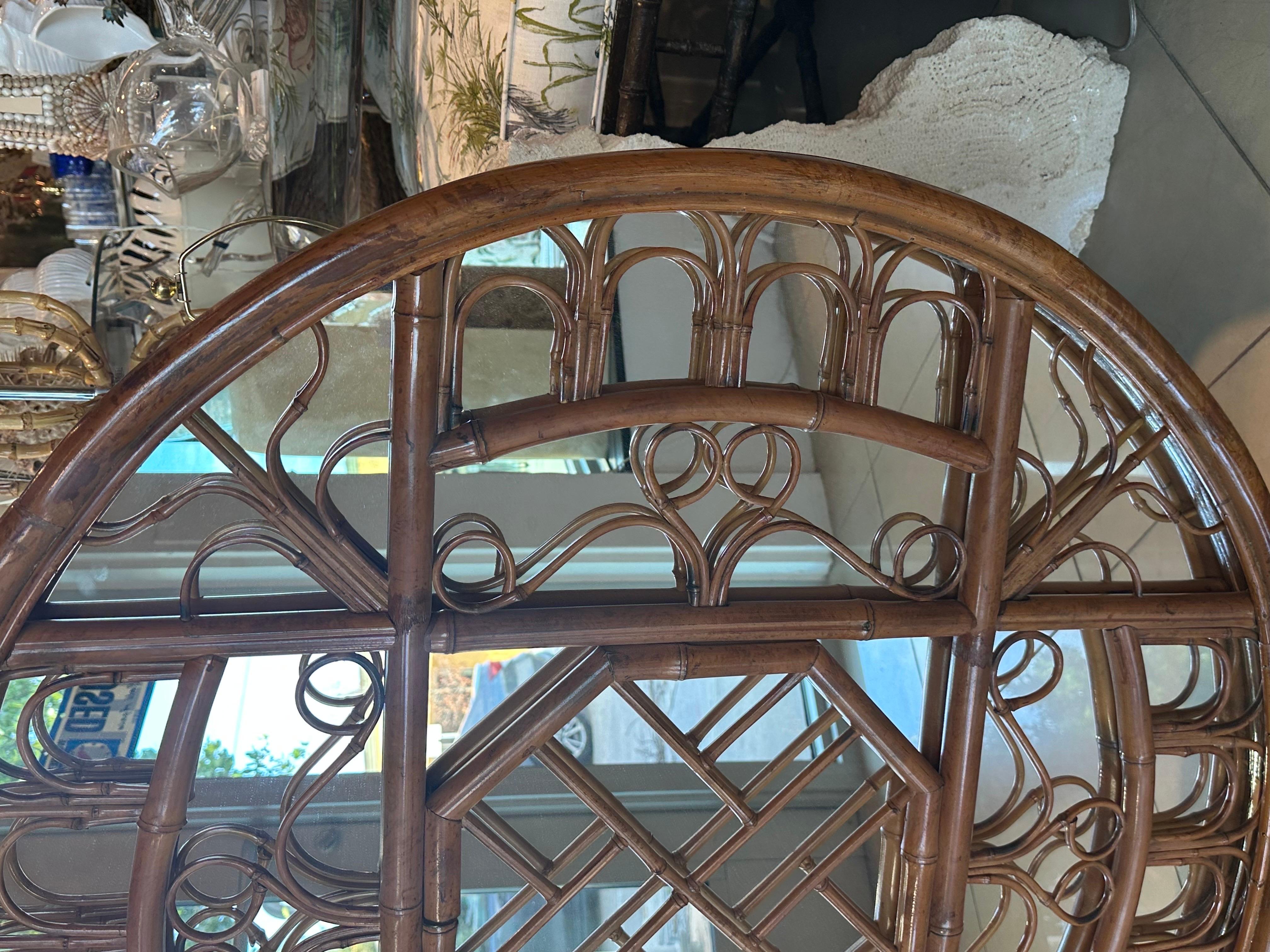 Specchio da parete rotondo cinese Chippendale vintage in rattan e bambù con tartaruga degli anni '70 in vendita 2