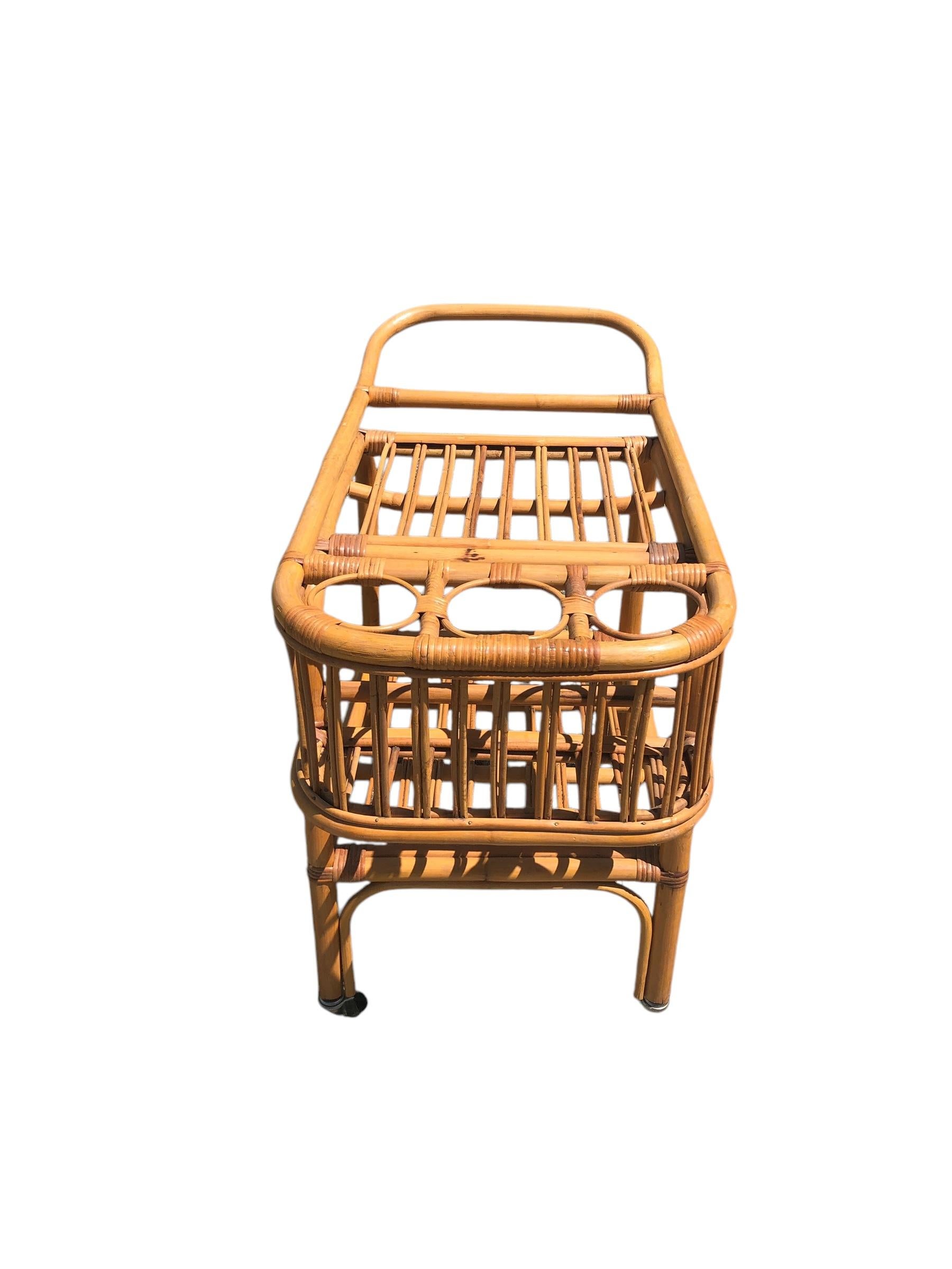 Chariot de bar vintage en rotin. Construction à deux niveaux avec des porte-bouteilles sur l'étagère. En très bon état vintage, sans traces de cassures. N'hésitez pas à nous contacter pour obtenir des options d'expédition compétitives.