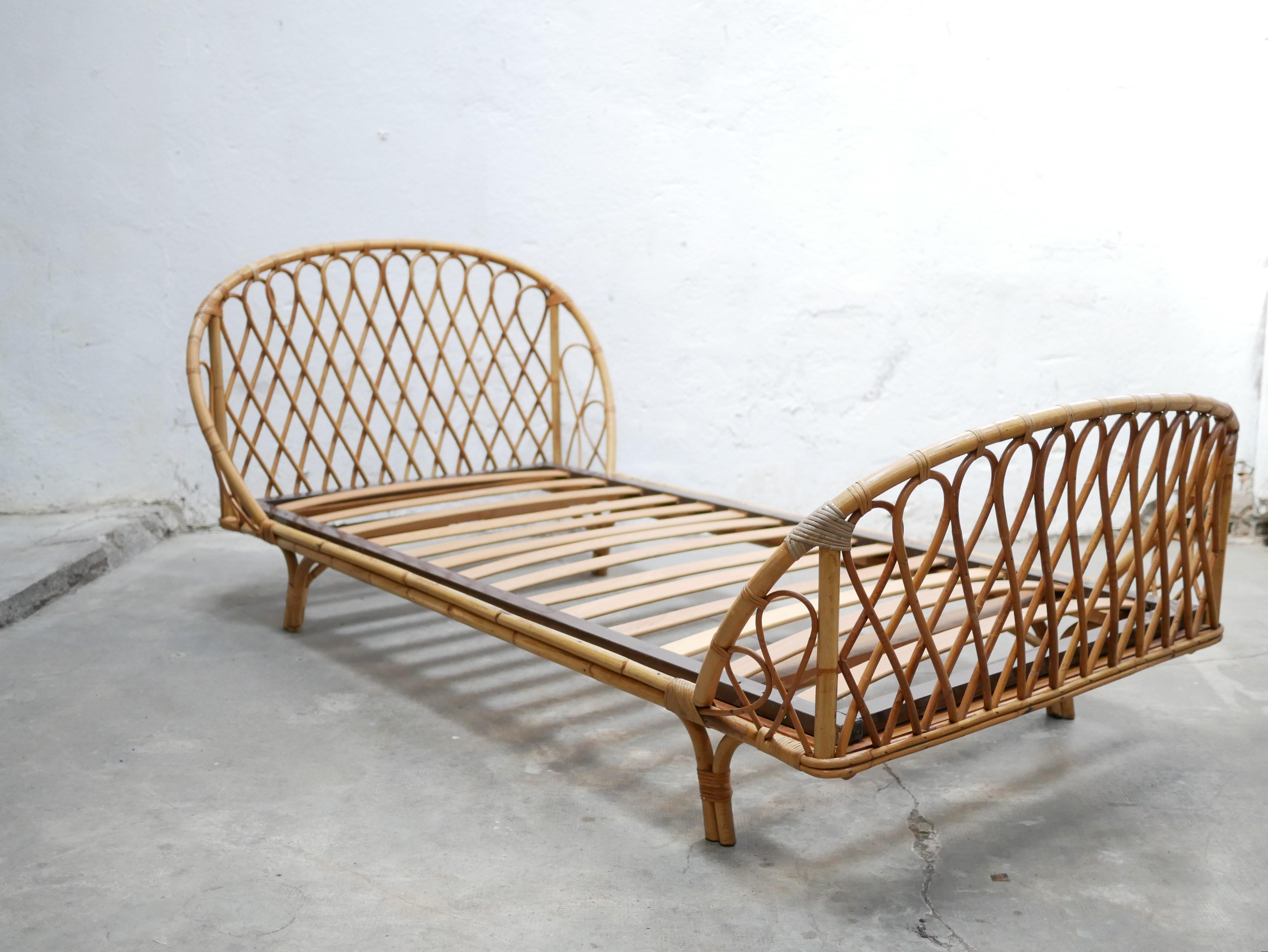 Rattan bed from the 60s.

Aesthetic and trendy, it will bring a vintage and bohemian touch to the decoration. Rattan is bright and warm.

(Free box spring if desired).

Good condition, slight marks of time.

Dimensions:

For a mattress 90cm x