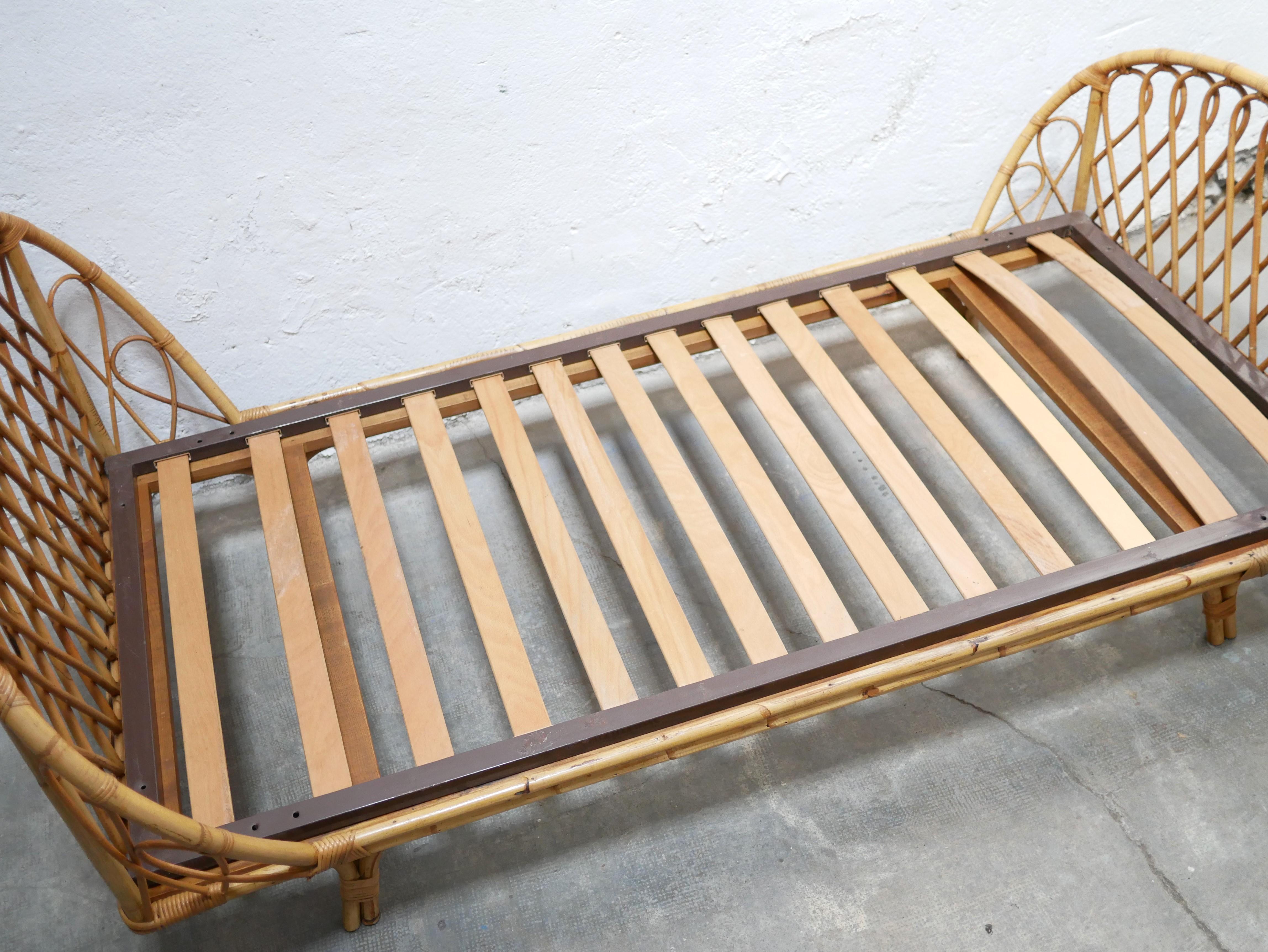 Vintage rattan basket bed 90cm x 190cm In Good Condition In AIGNAN, FR