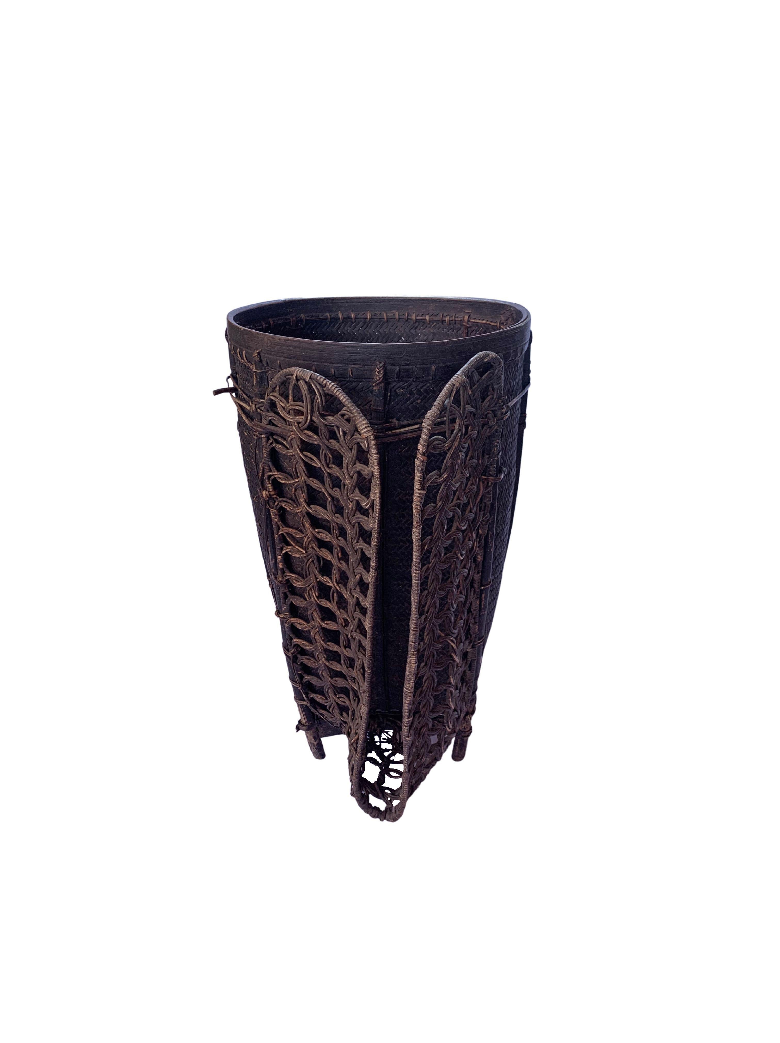 Vintage Rattan Basket Dayak Tribe Hand-Woven from Kalimantan, Borneo In Good Condition For Sale In Jimbaran, Bali