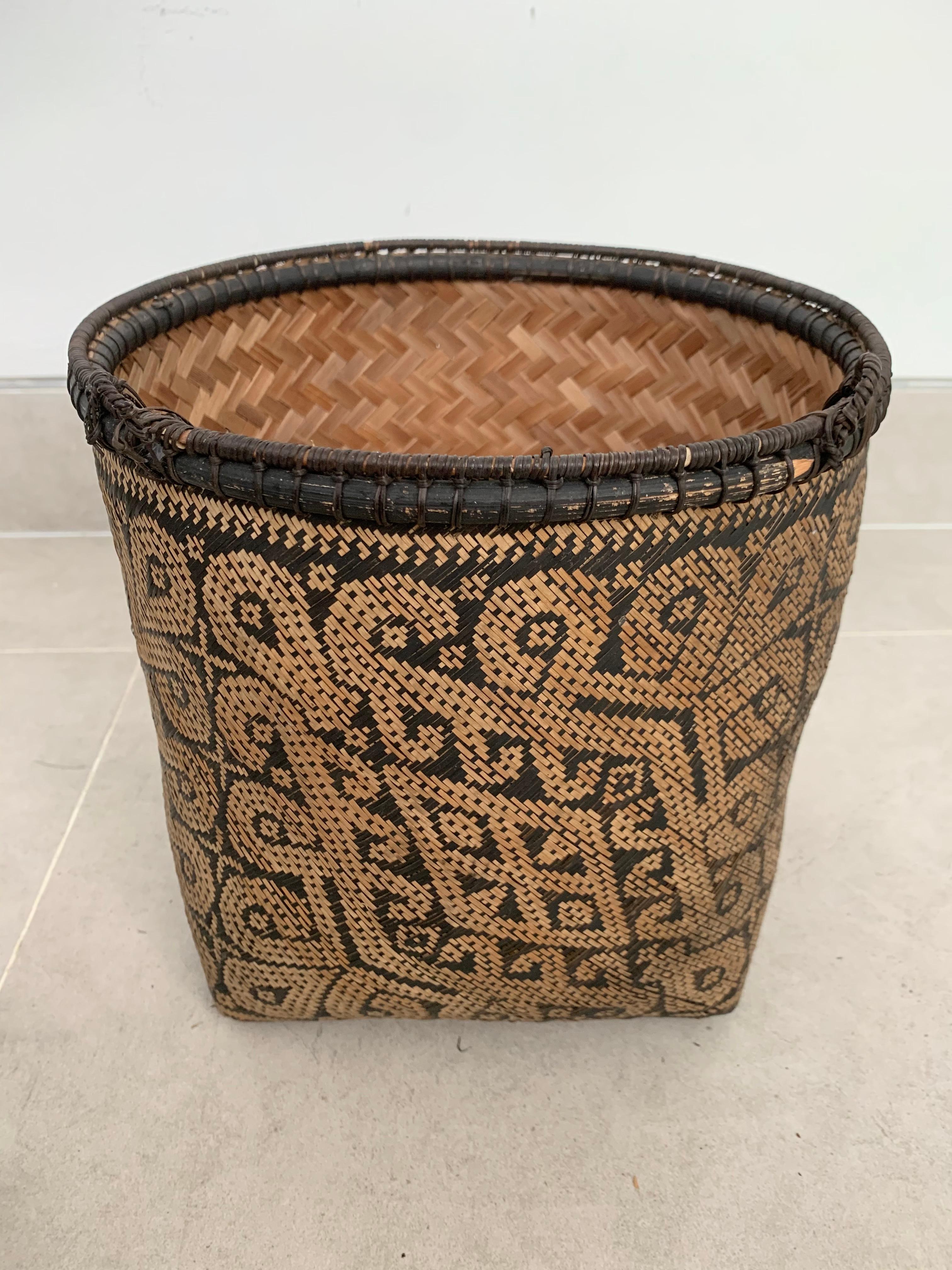Vintage Rattan Basket Dayak Tribe Hand-Woven Tribal Pattern Borneo, Indonesia In Good Condition In Jimbaran, Bali