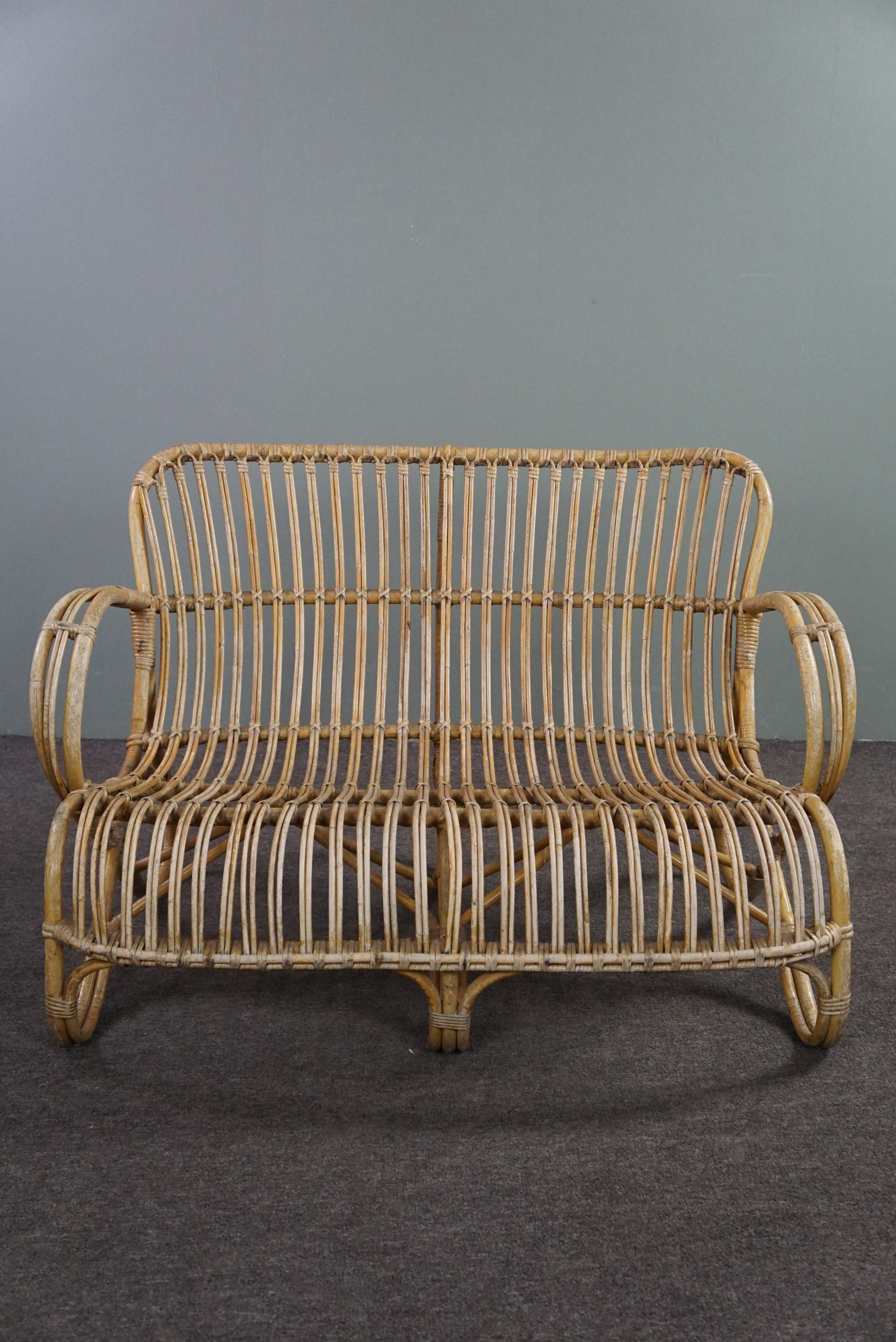 Das Rattansofa Belse 8, 2-Sitzer, hat ein zeitloses Design, eine schön geformte und ergonomische Rückenlehne und schöne geschwungene Details.

Dieses Sofa wurde in den 1950er Jahren aus hochwertigen Naturmaterialien handgefertigt. Dieses