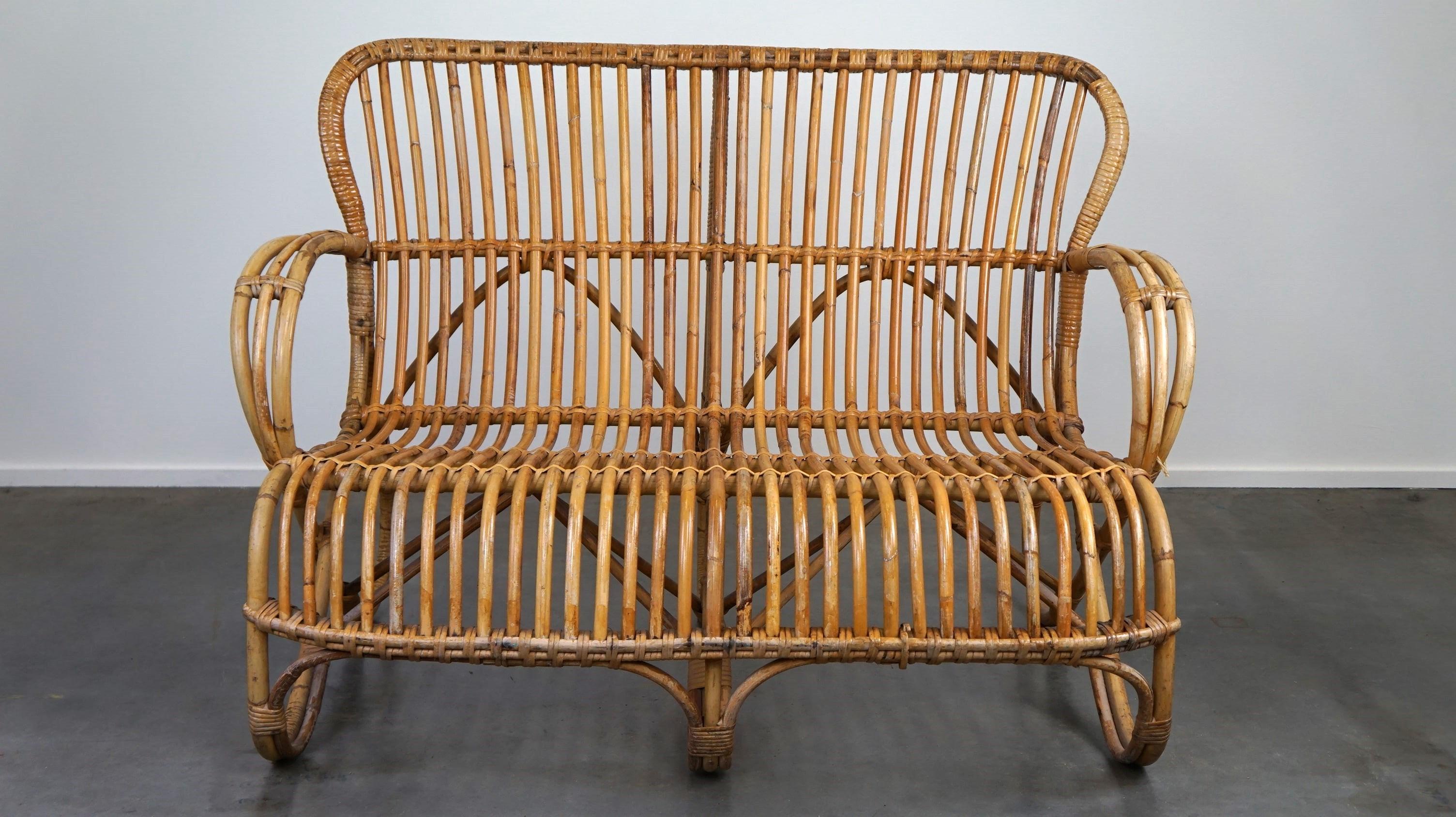 Offert : Ce magnifique canapé 2 places Dutch Design/One, fabriqué aux Pays-Bas dans les années 1950.

Ce canapé en rotin Belse 8, 2 places, présente un design intemporel, un dossier ergonomique aux formes magnifiques et de superbes détails