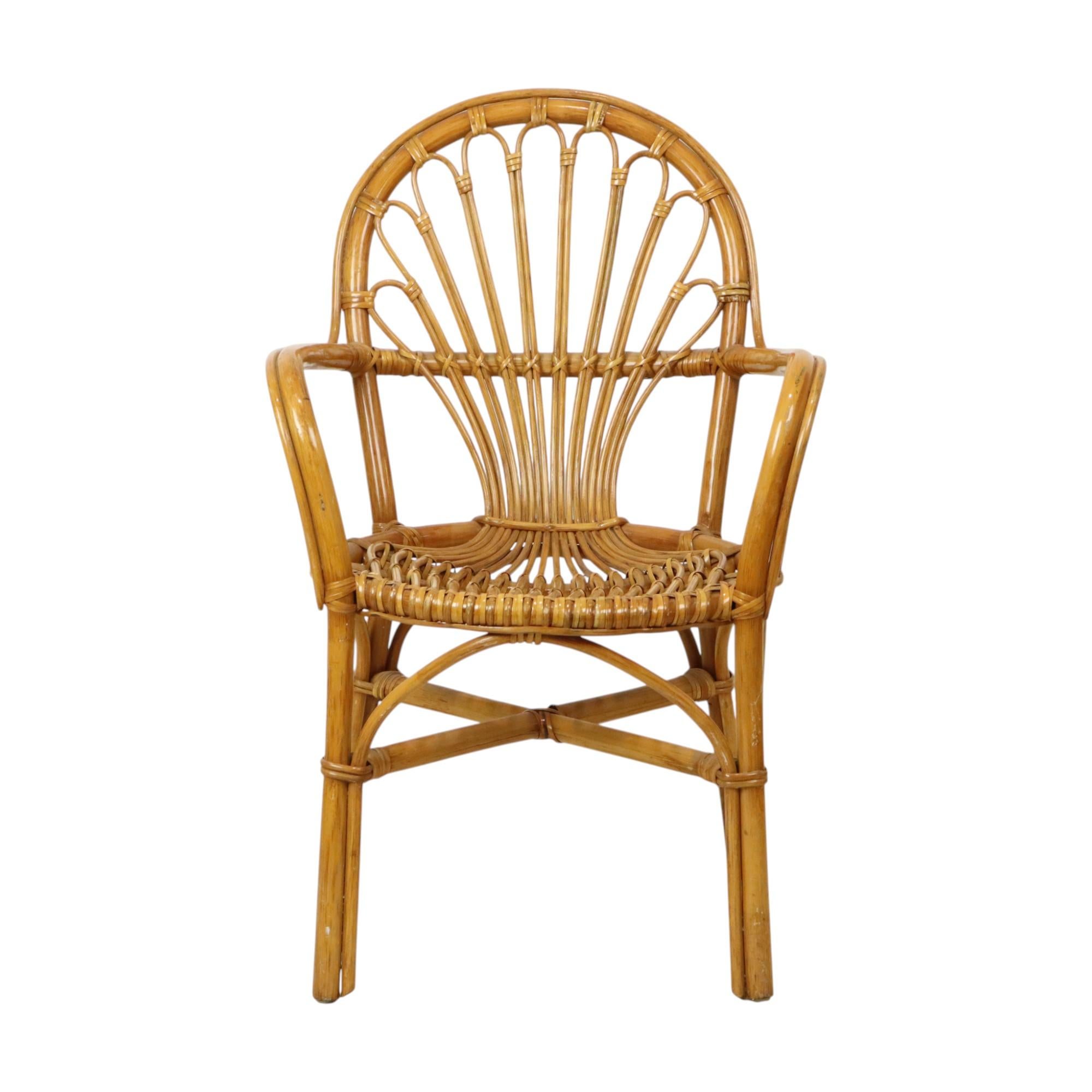 Vintage Stuhl, Sessel aus geflochtenem Rattan, böhmisches Design aus den 1970er Jahren.

Qualitativ hochwertig, sehr solide und stabil, und sehr bequem zu sitzen. Der Stuhl hat eine schöne Patina des Alters und sieht toll aus in jedem
