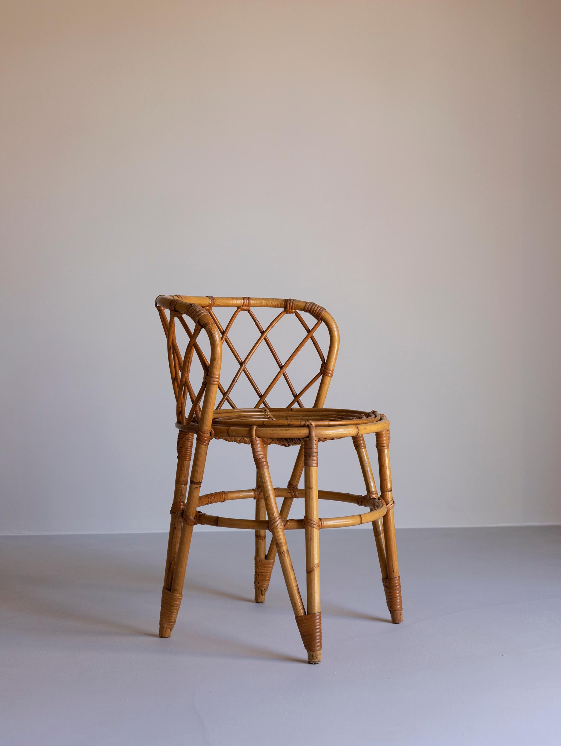 Belle chaise en rotin fabriquée en France
Design avec une touche de Louis Sognot.