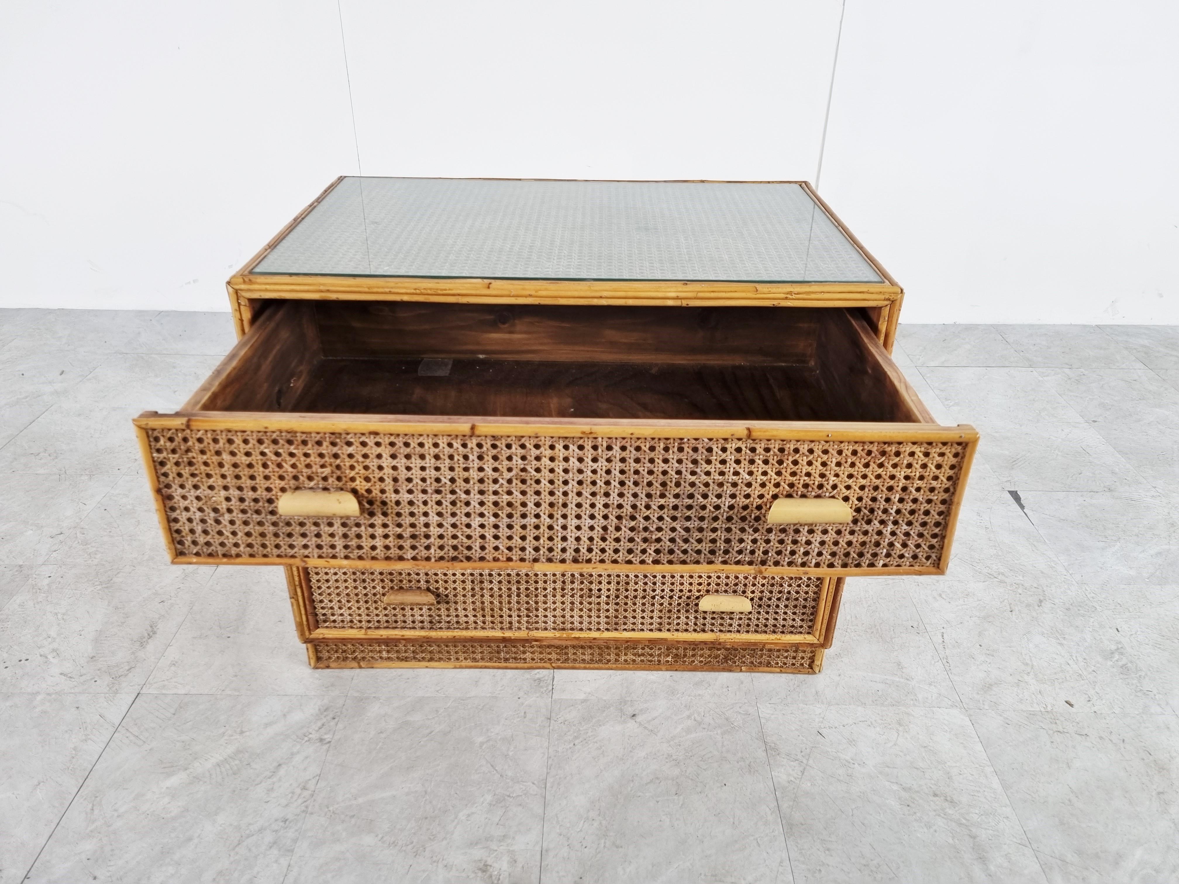 Elegant wooden and rattan chest of drawers with 3 large drawers.

Good condition

1970s - France

Dimensions:

Lenght: 80cm/31.49