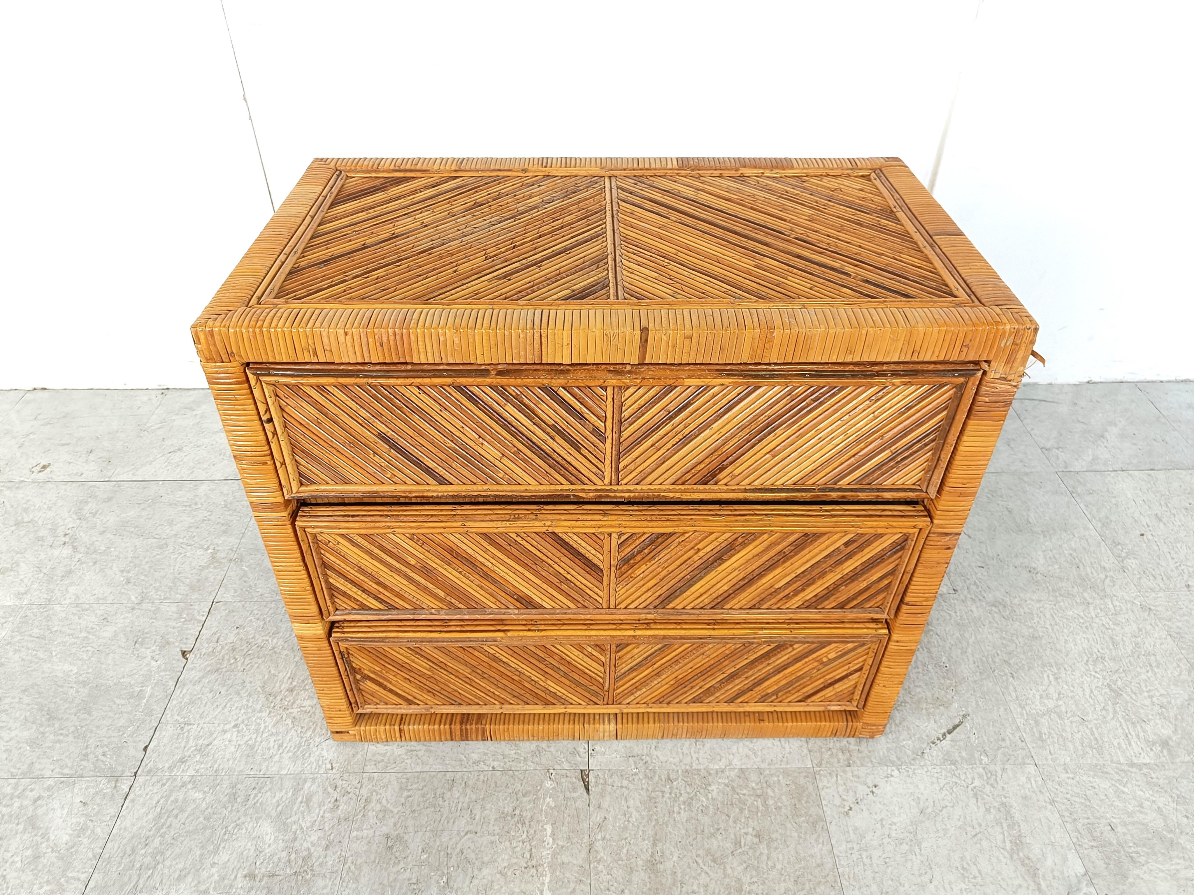 Elegant wooden and rattan chest of drawers/cabinet with 3 drawers.

Good condition

Ideal storage piece for a bathroom or hallway.

Very good quality.

1970s - France

Dimensions:

Lenght: 77cm/30.31