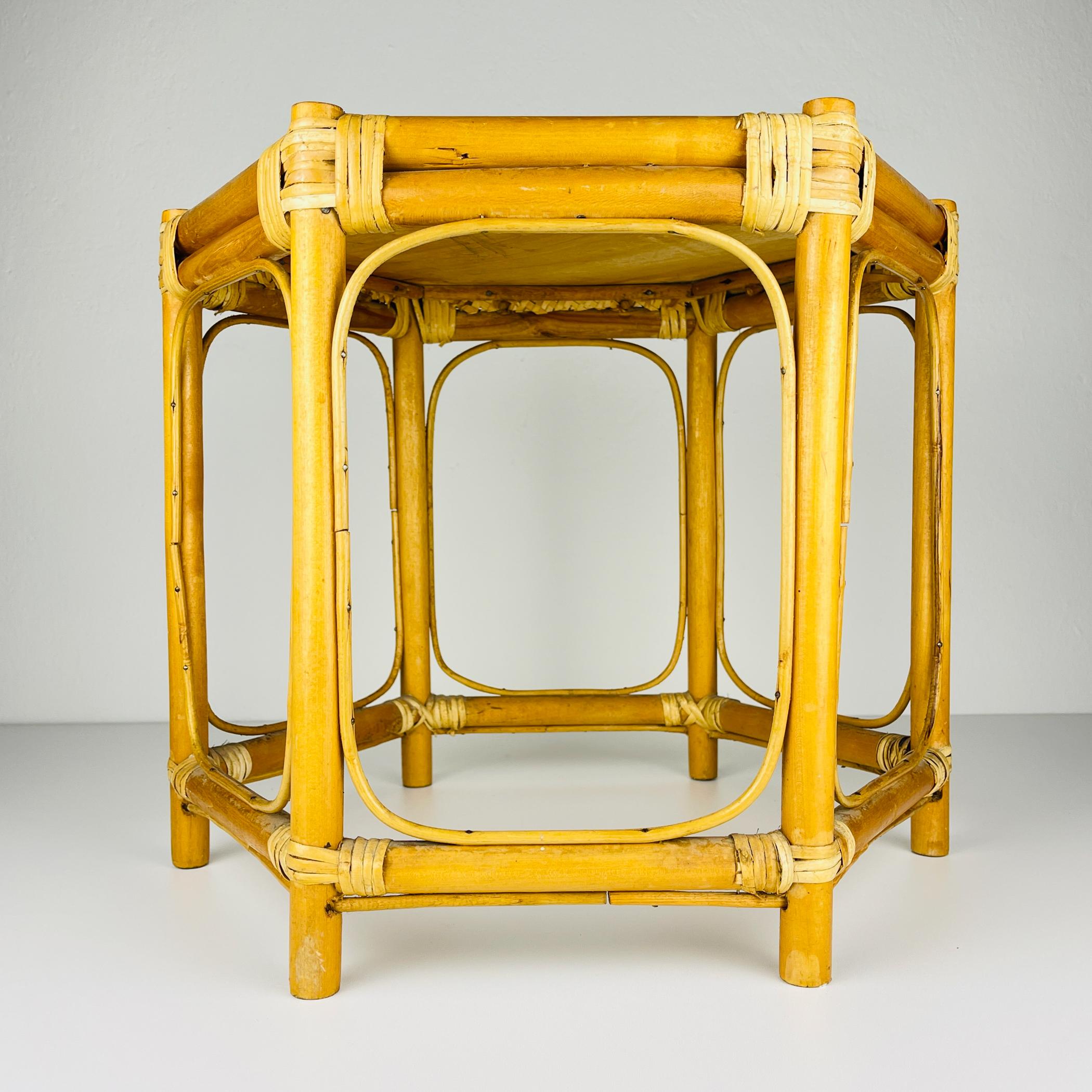 Table basse vintage en rotin fabriquée en Italie dans les années 1960.

Dimensions :
Largeur : 40 cm
Hauteur : 38 cm
Profondeur : 40 cm / 15.75 inches

Nous offrons un service d'expédition sécurisé dans le monde entier. Chacun de nos articles est