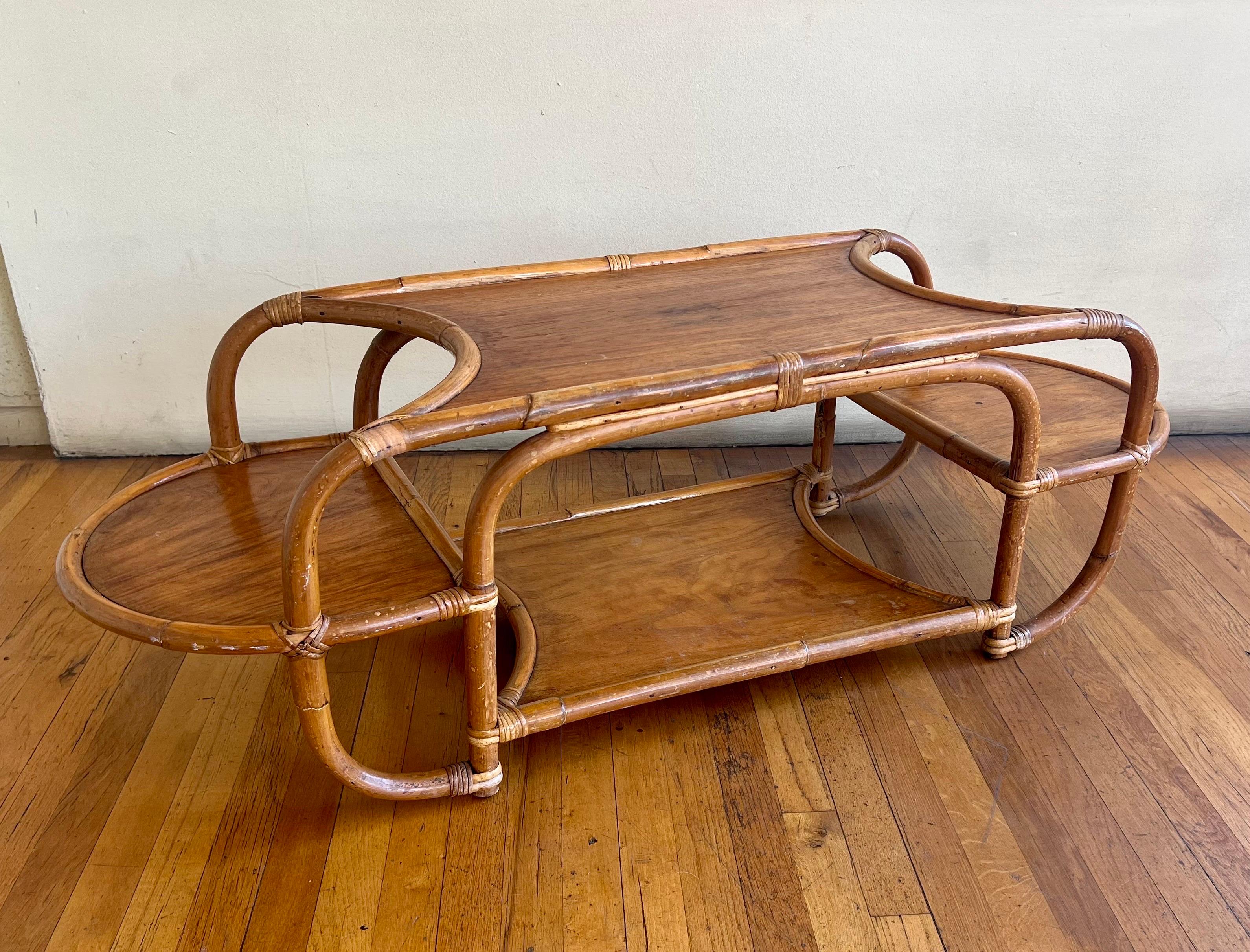 20ième siècle Table basse vintage en rotin avec plateaux en acajou en vente