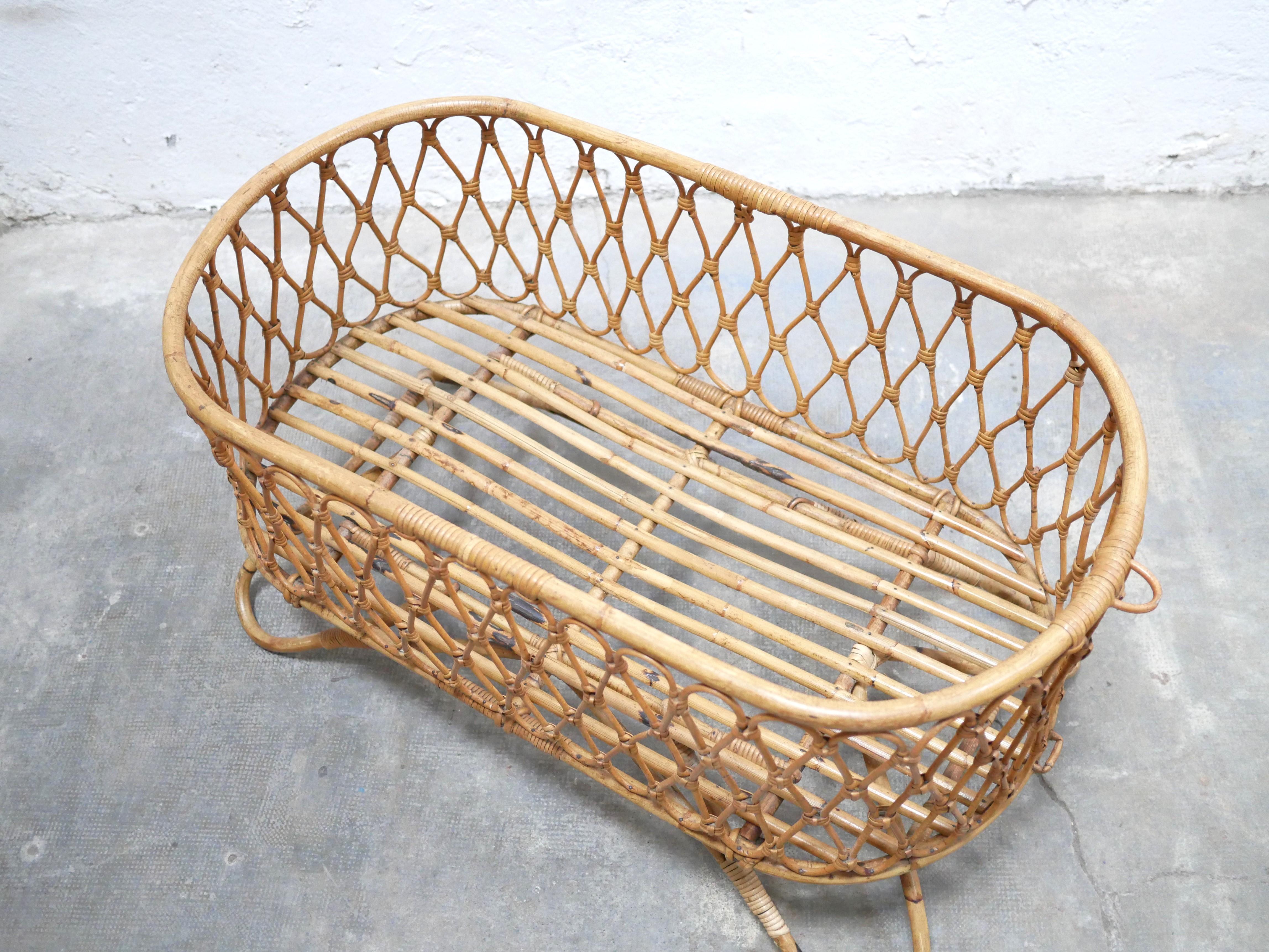 Rattan cradle dating from the 60s.

Rattan is bright, warm and of good quality. Its curves give it a lot of softness and harmony. Solid, stable, practical and pretty, it will bring a vintage and bohemian touch to a child's bedroom.
 
Good condition,