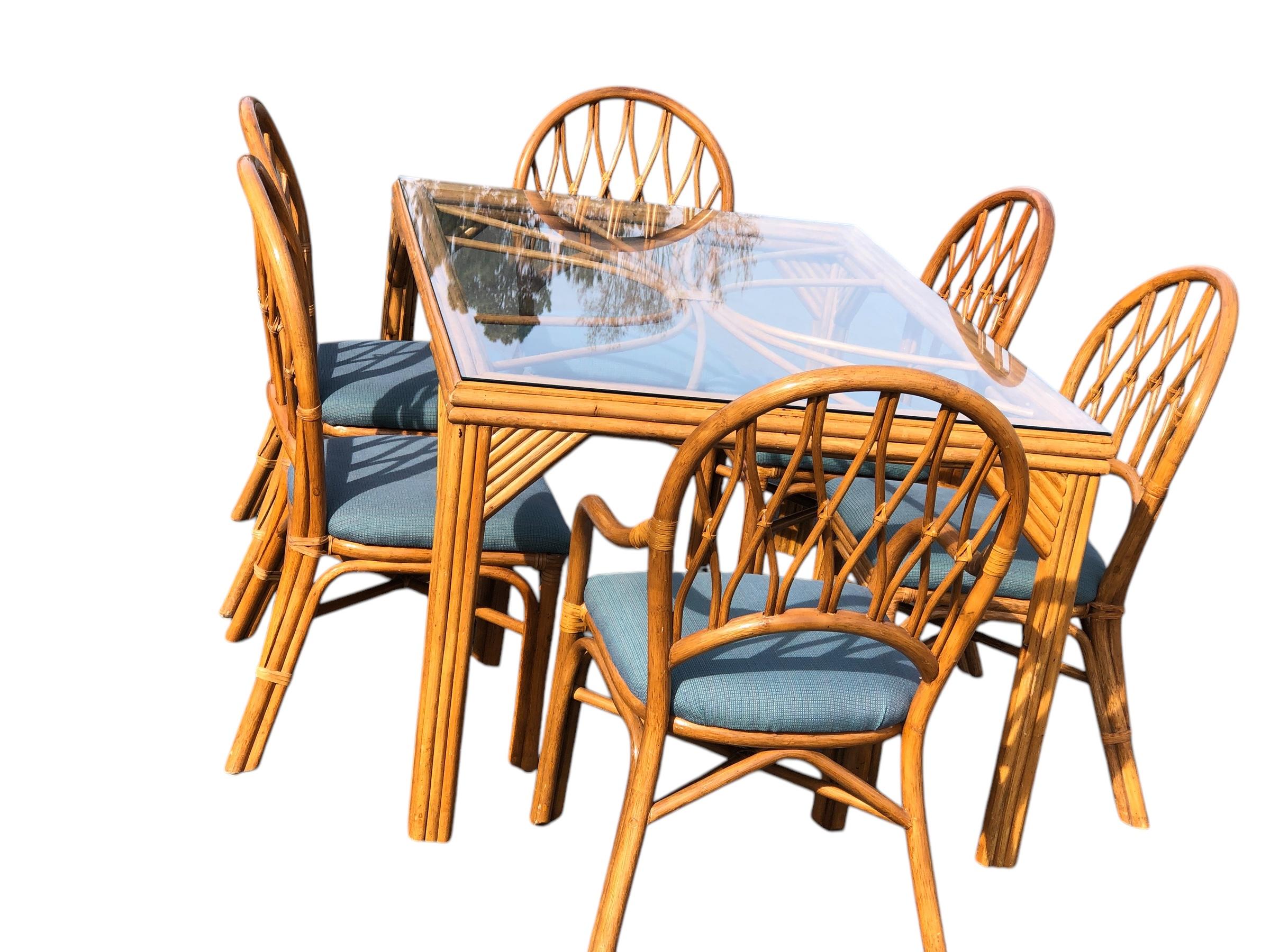 Mid-Century moderno Set da pranzo in rattan d'epoca con sei sedie attribuito a McGuire in vendita