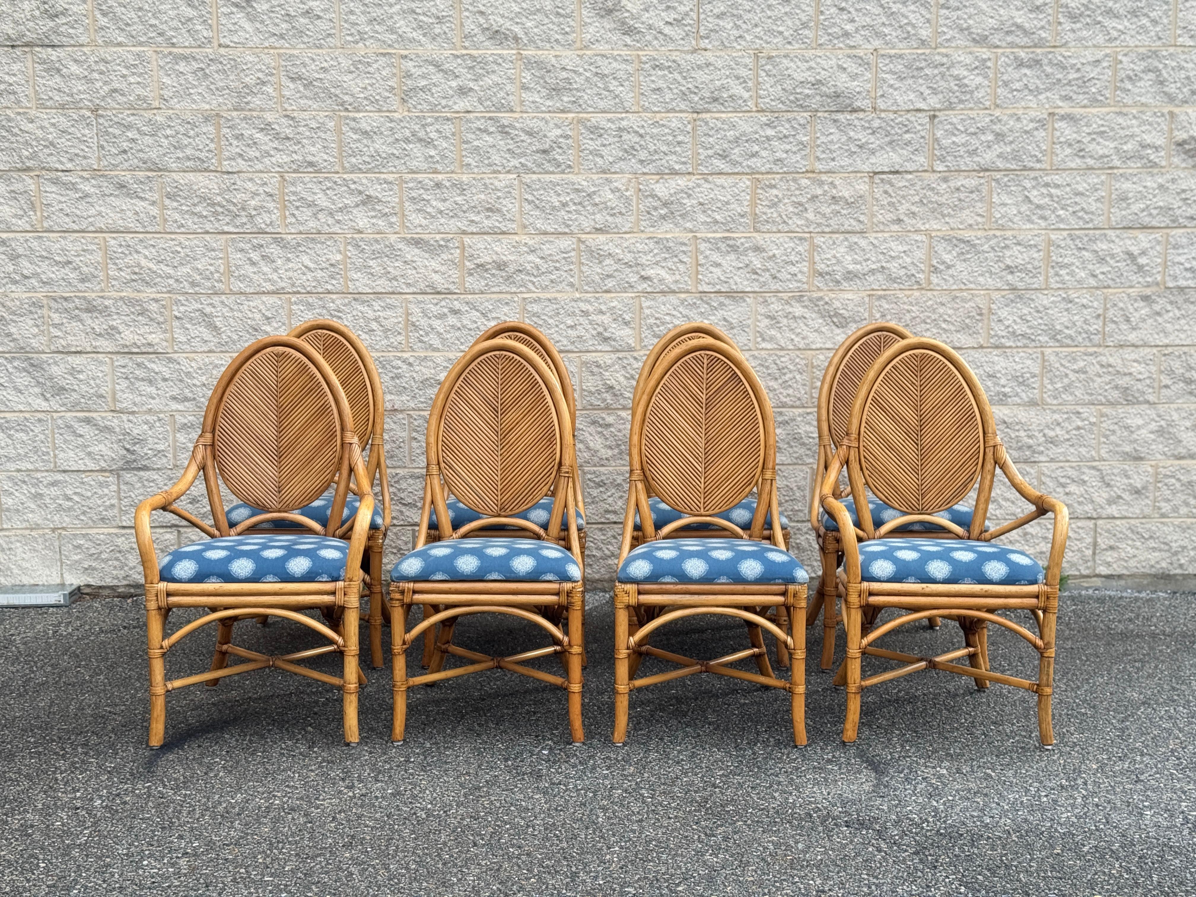 Ensemble de salle à manger vintage en rotin avec base torsadée sculpturale et plateau en verre rond avec en vente 3