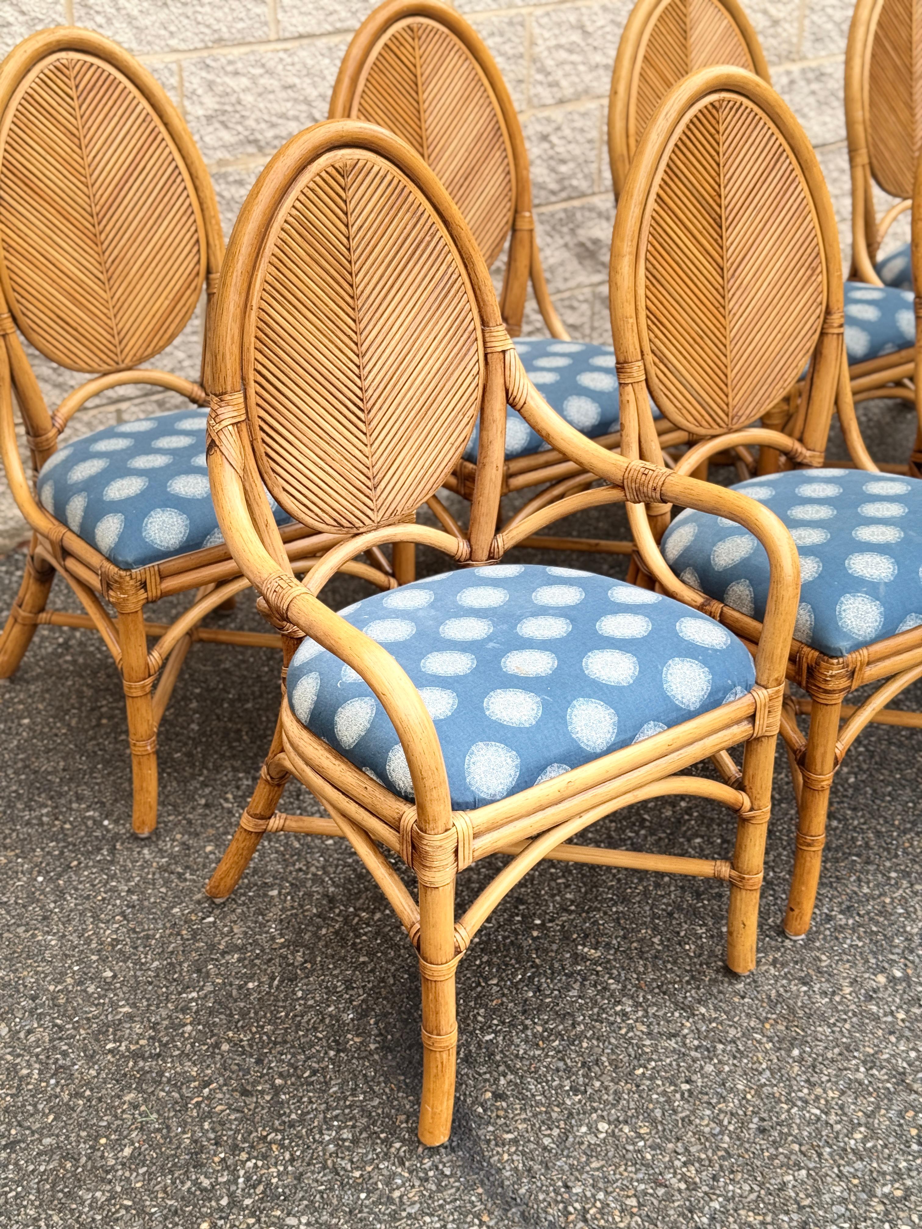 Ensemble de salle à manger vintage en rotin avec base torsadée sculpturale et plateau en verre rond avec en vente 4