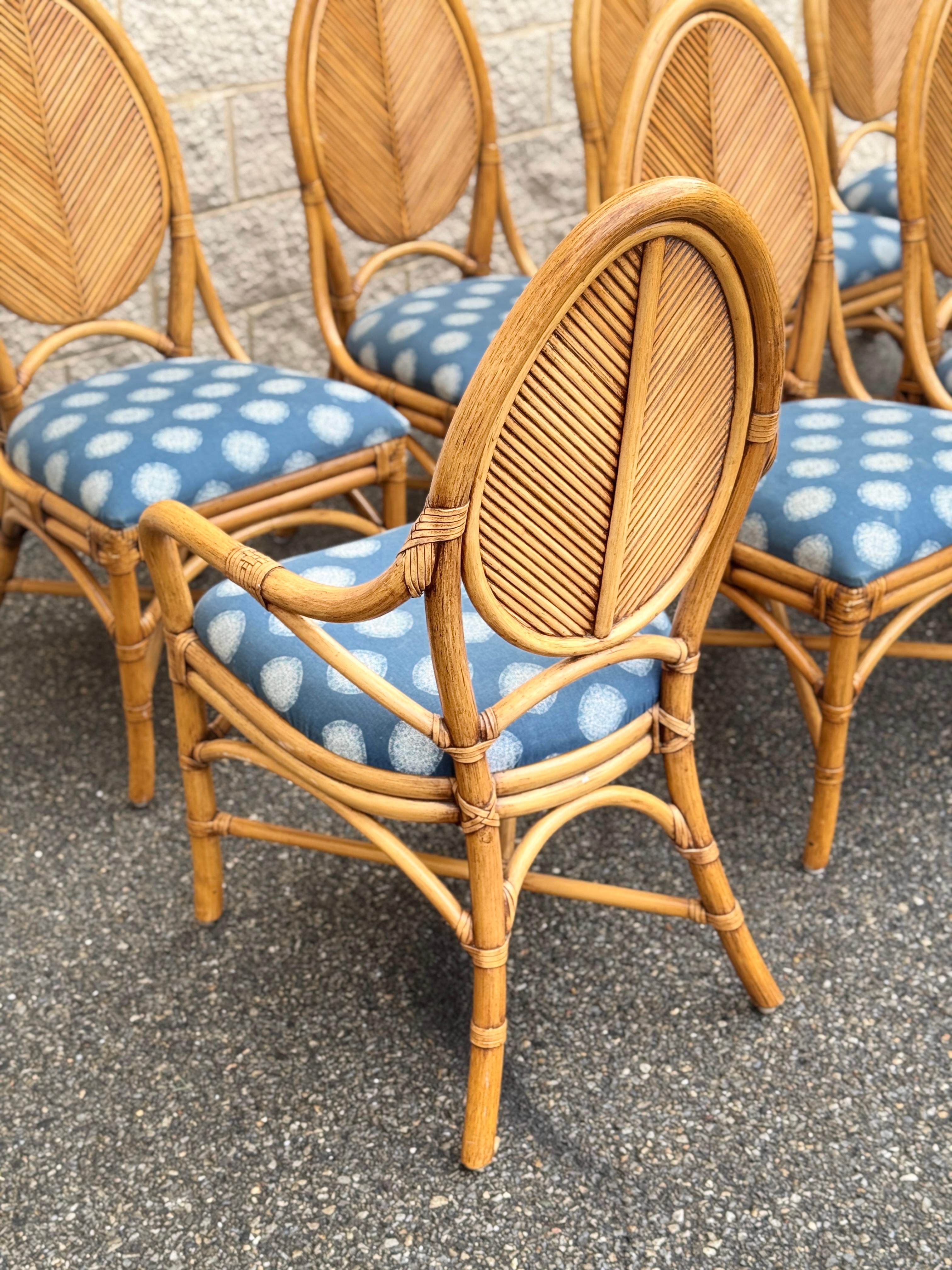 Ensemble de salle à manger vintage en rotin avec base torsadée sculpturale et plateau en verre rond avec en vente 5