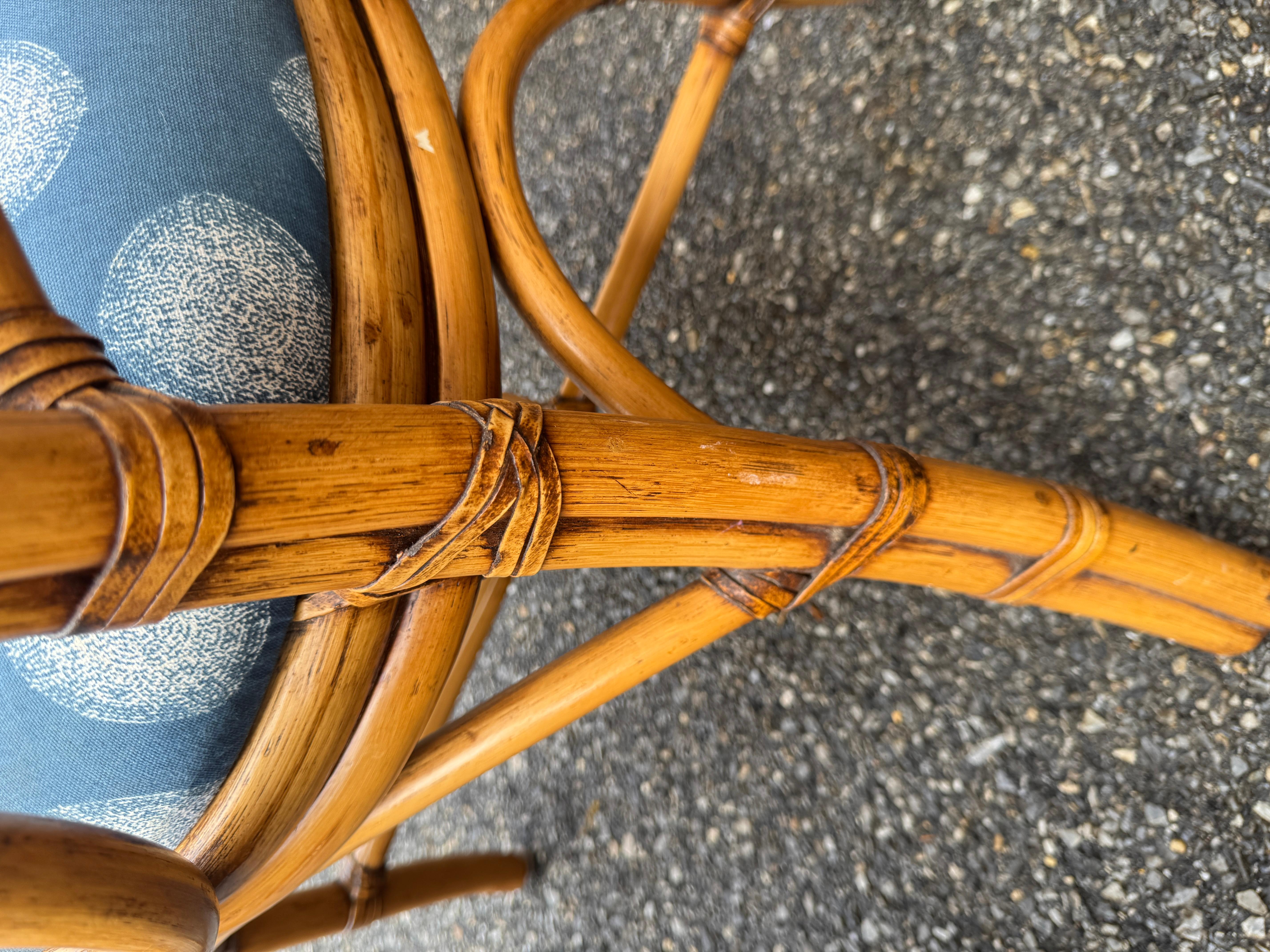 Ensemble de salle à manger vintage en rotin avec base torsadée sculpturale et plateau en verre rond avec en vente 8