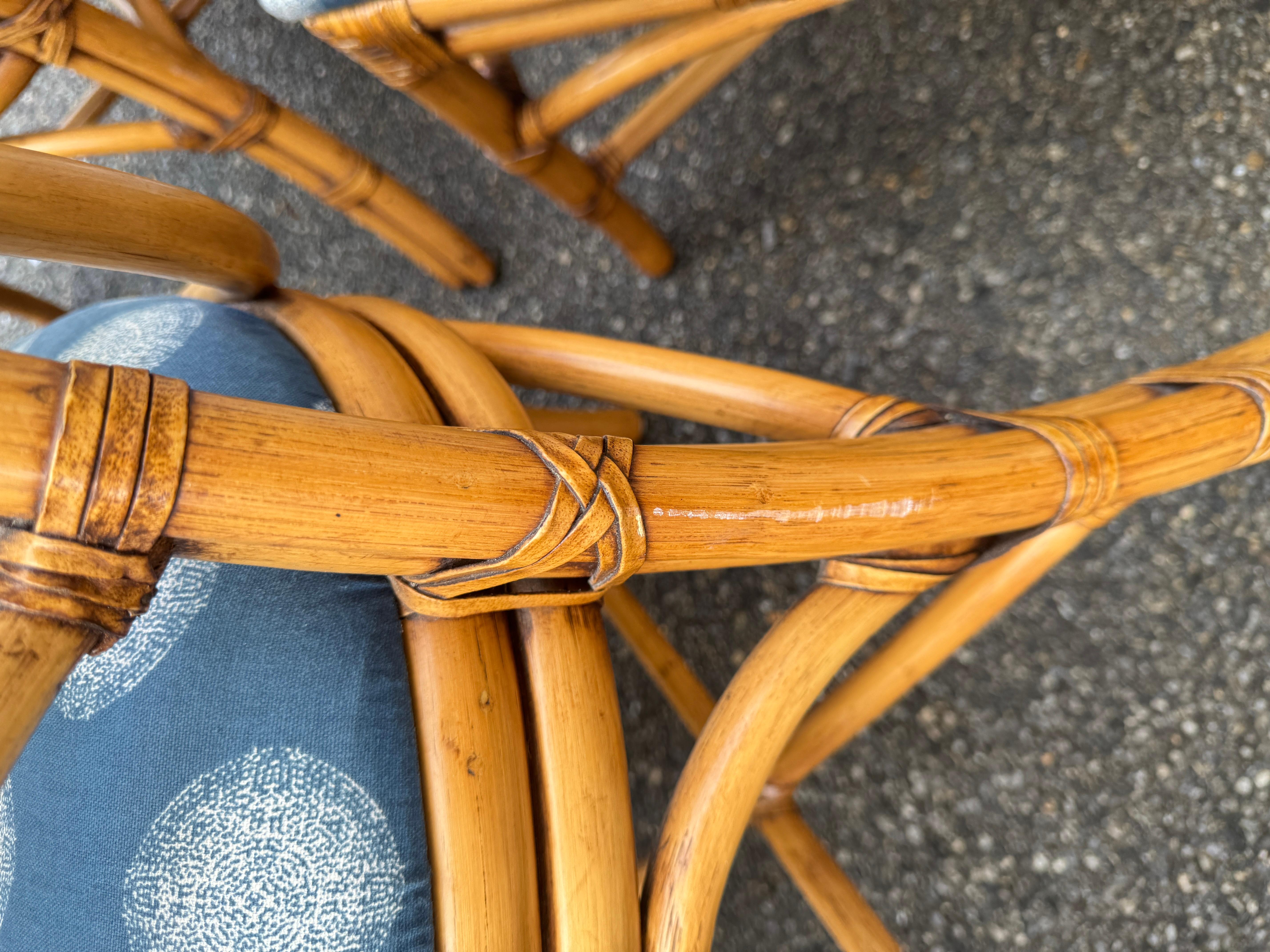 Ensemble de salle à manger vintage en rotin avec base torsadée sculpturale et plateau en verre rond avec en vente 11