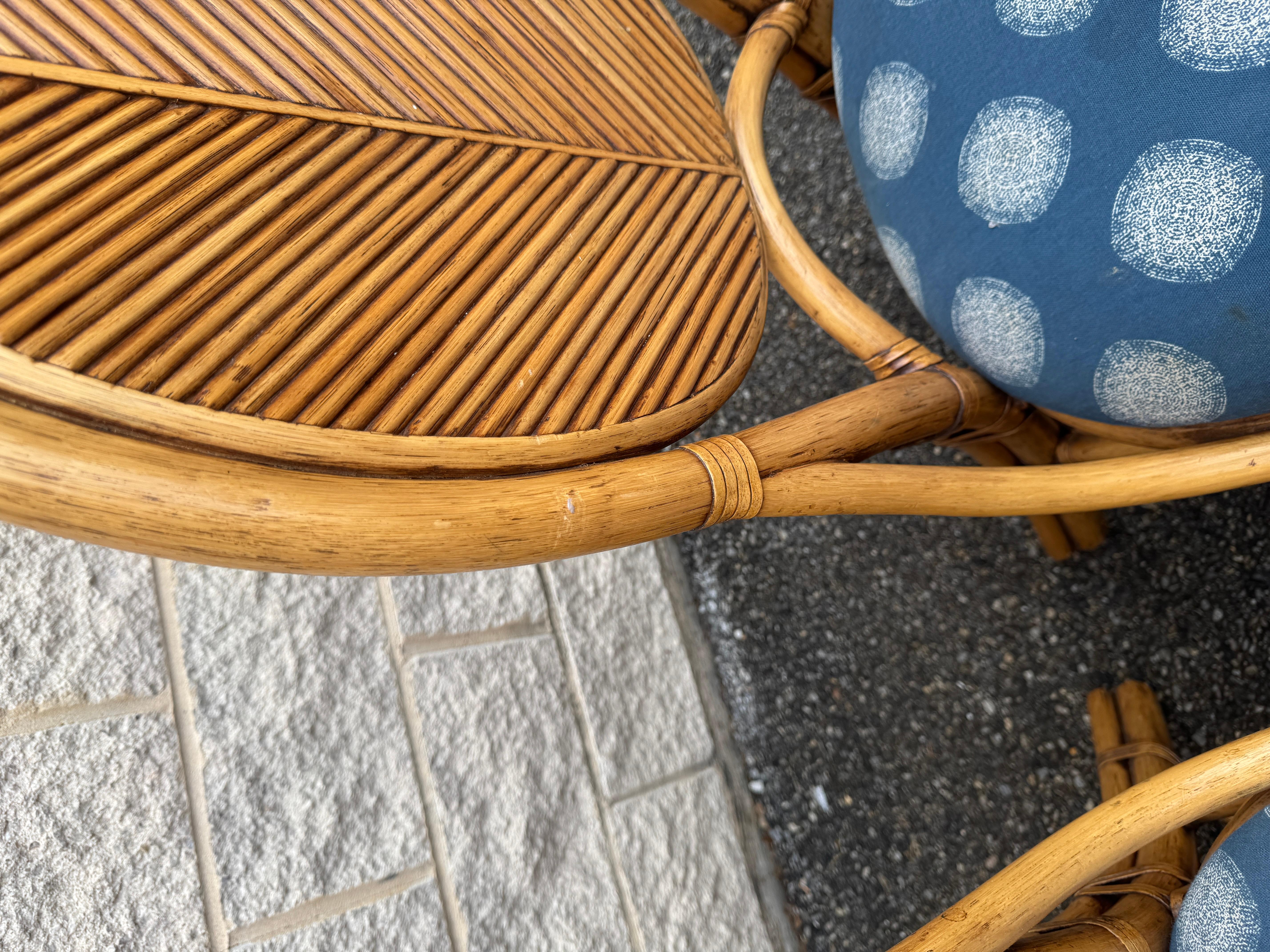 Ensemble de salle à manger vintage en rotin avec base torsadée sculpturale et plateau en verre rond avec en vente 12
