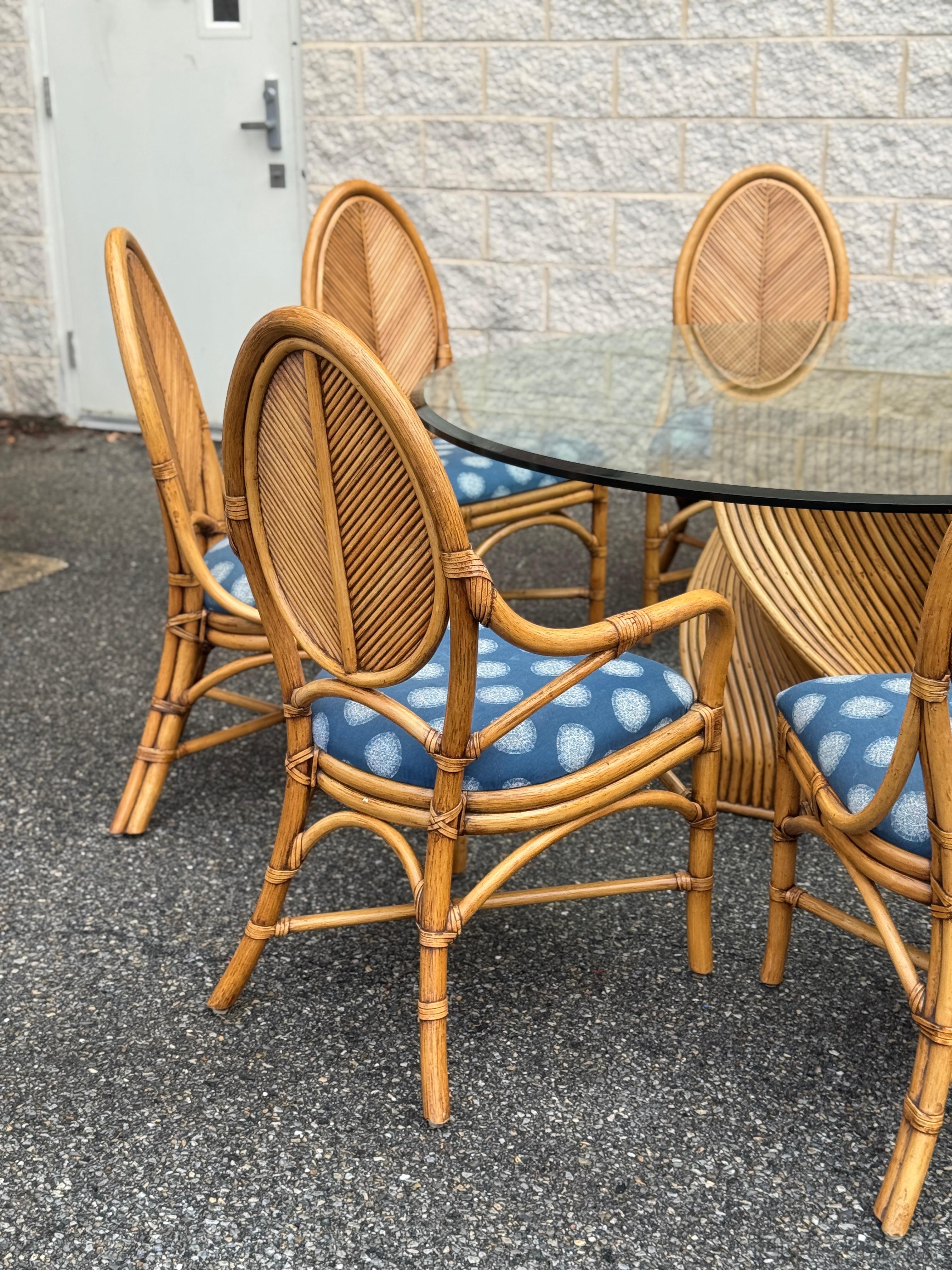 Bohème Ensemble de salle à manger vintage en rotin avec base torsadée sculpturale et plateau en verre rond avec en vente