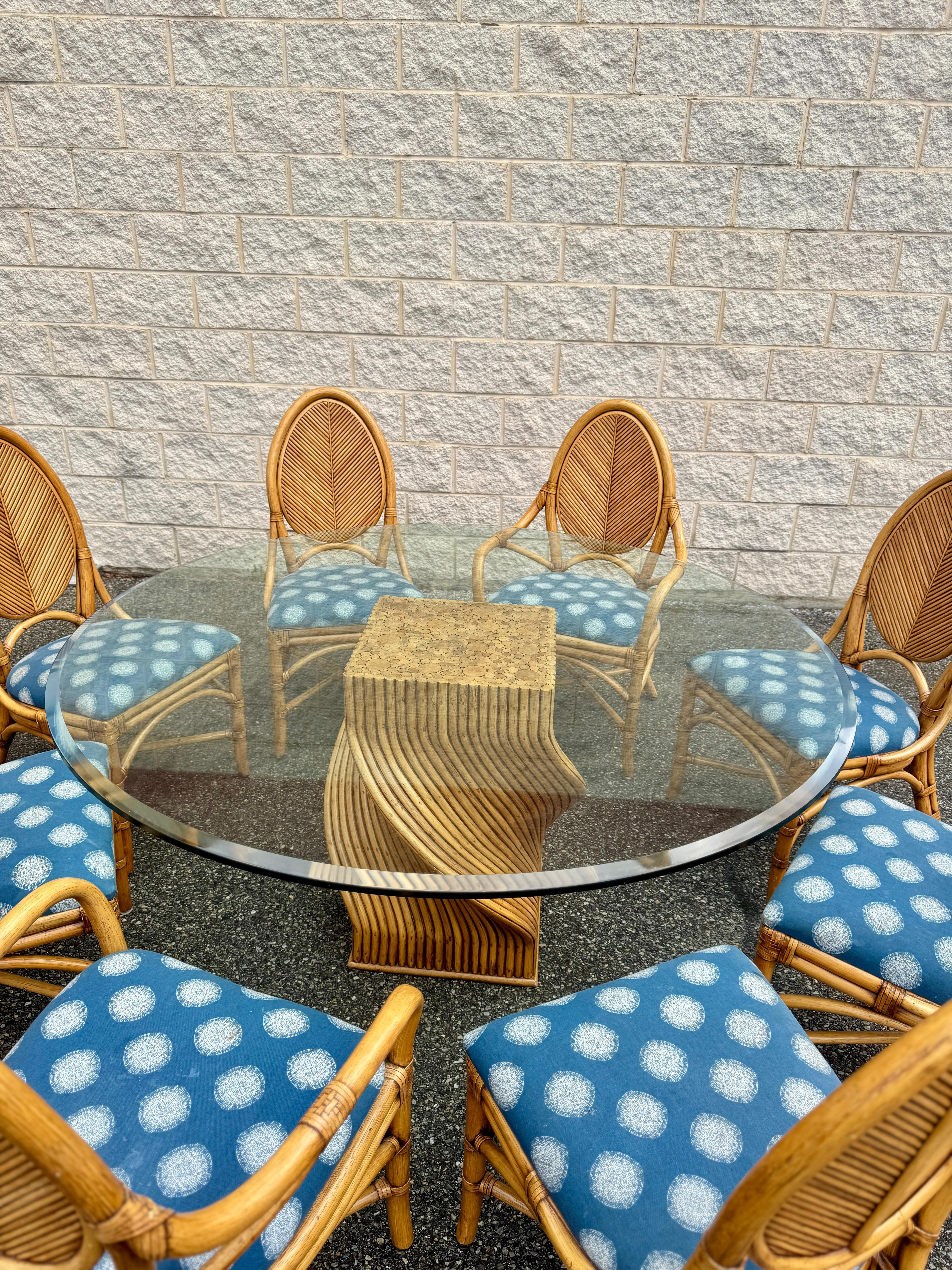 Inconnu Ensemble de salle à manger vintage en rotin avec base torsadée sculpturale et plateau en verre rond avec en vente