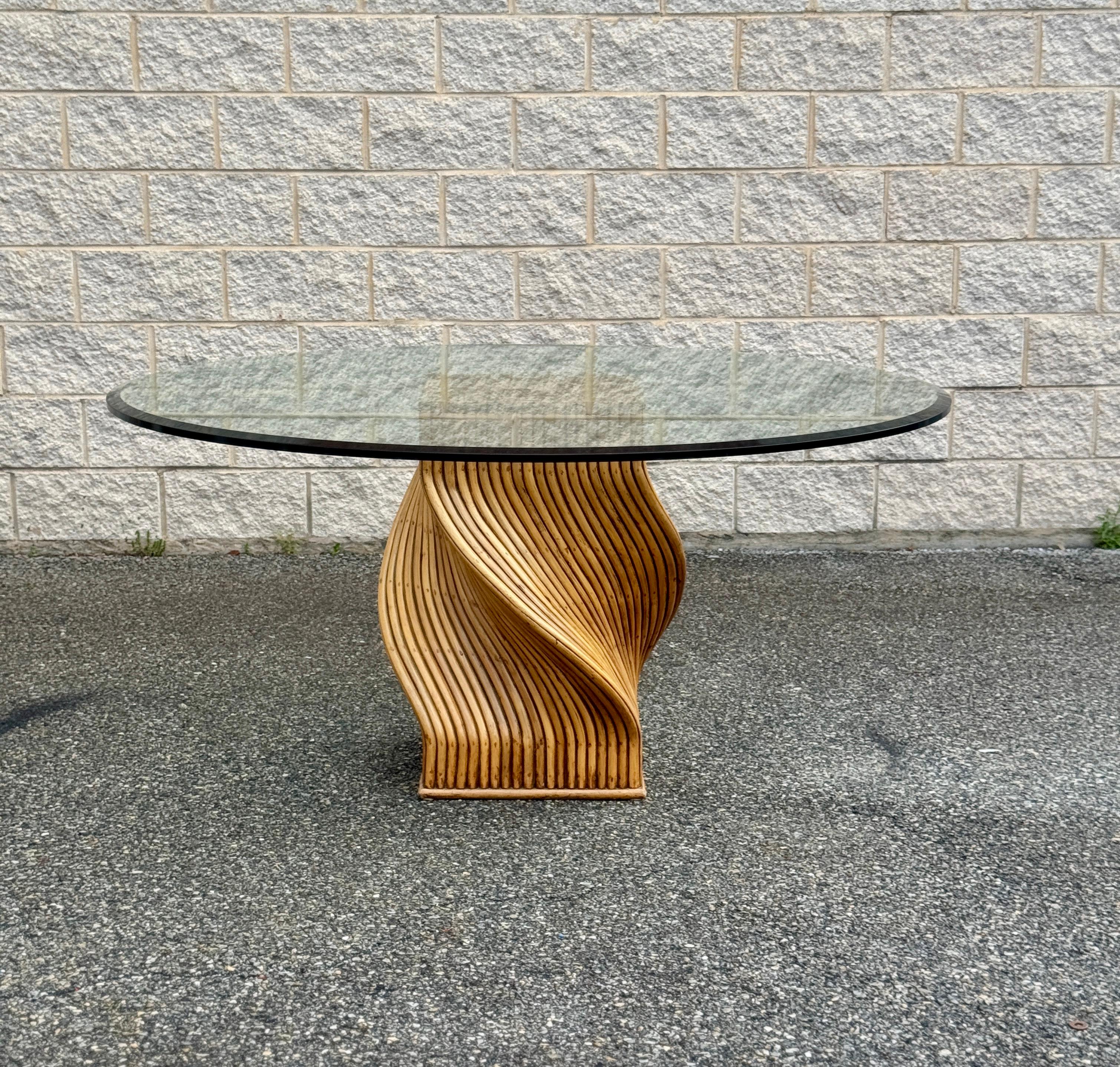 Ensemble de salle à manger vintage en rotin avec base torsadée sculpturale et plateau en verre rond avec Bon état - En vente à Elkton, MD