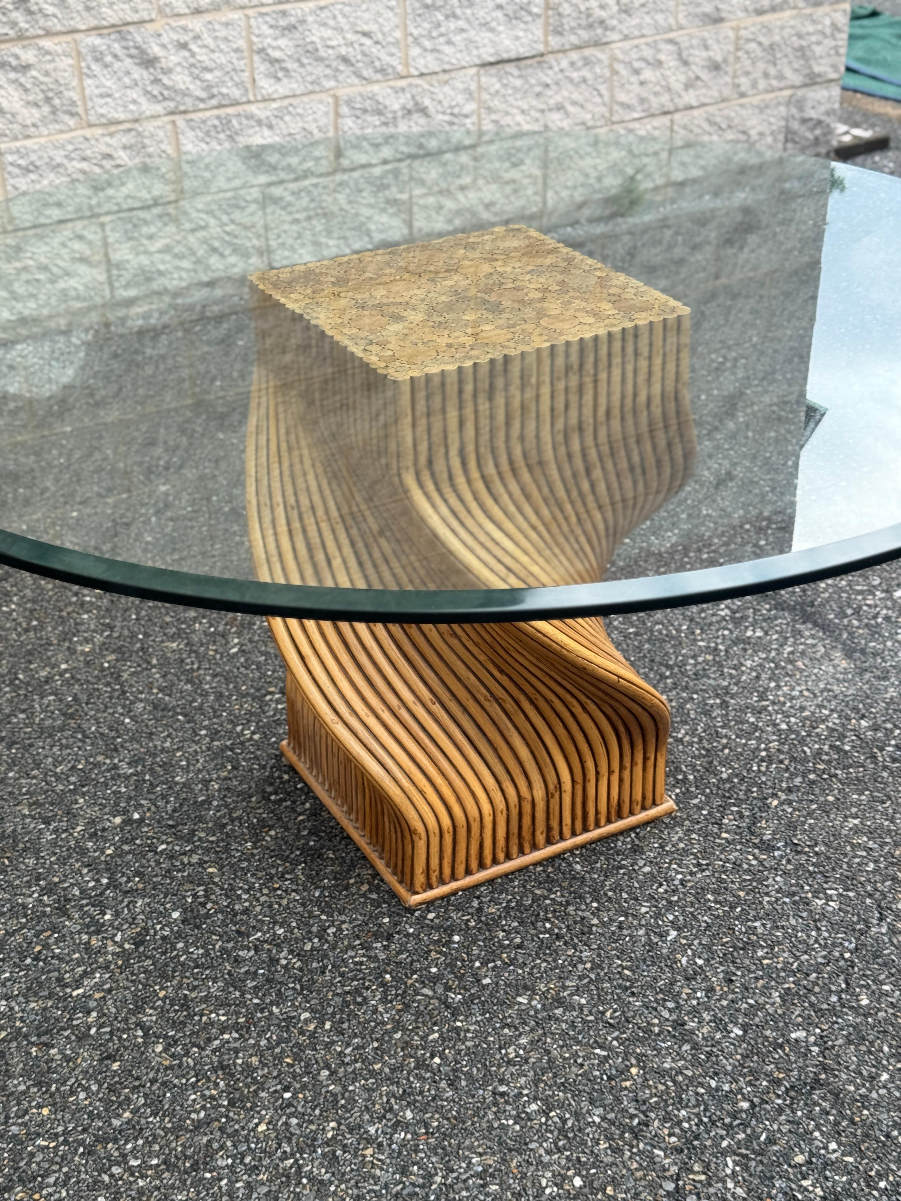 20ième siècle Ensemble de salle à manger vintage en rotin avec base torsadée sculpturale et plateau en verre rond avec en vente