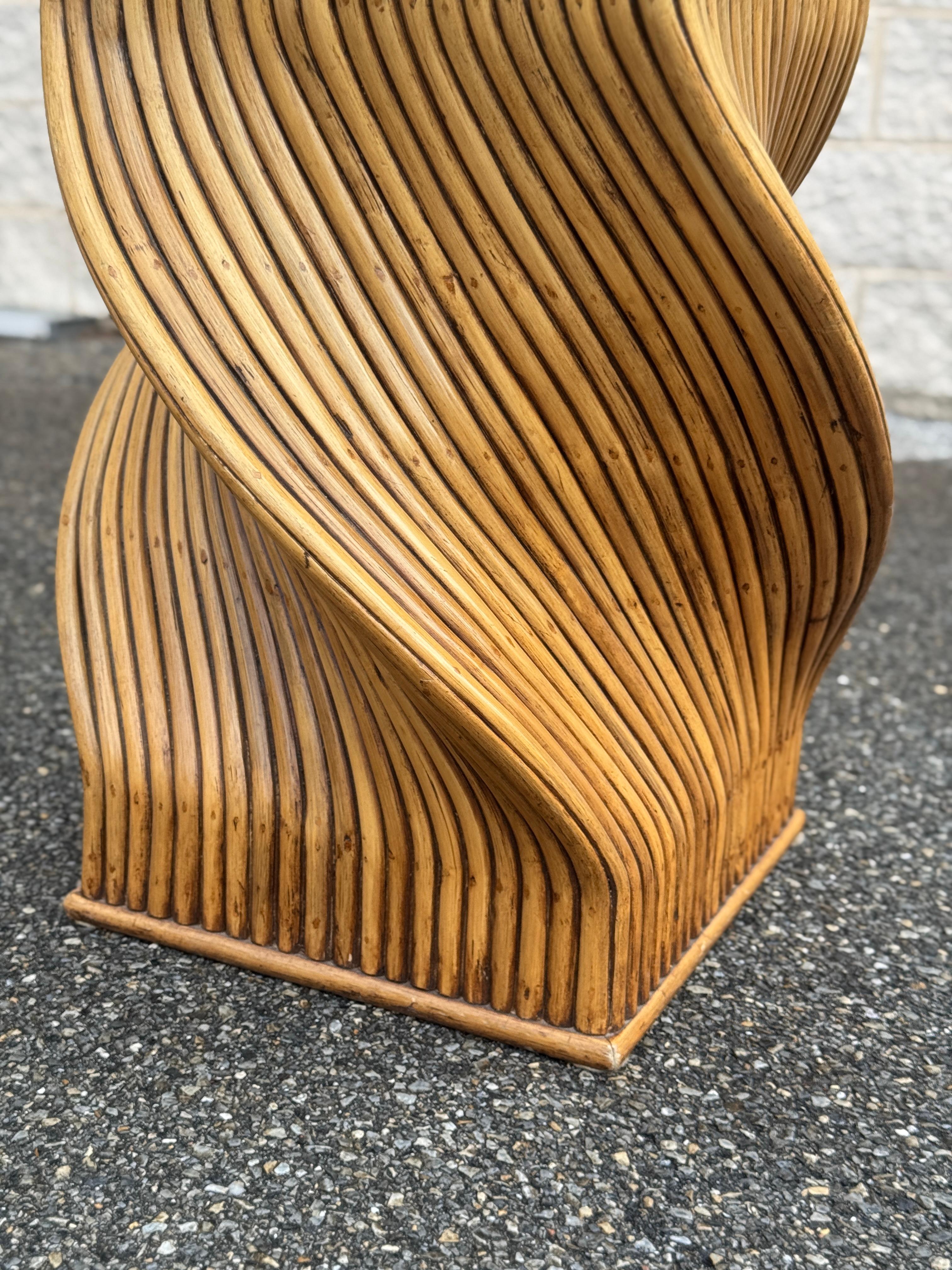 Osier Ensemble de salle à manger vintage en rotin avec base torsadée sculpturale et plateau en verre rond avec en vente