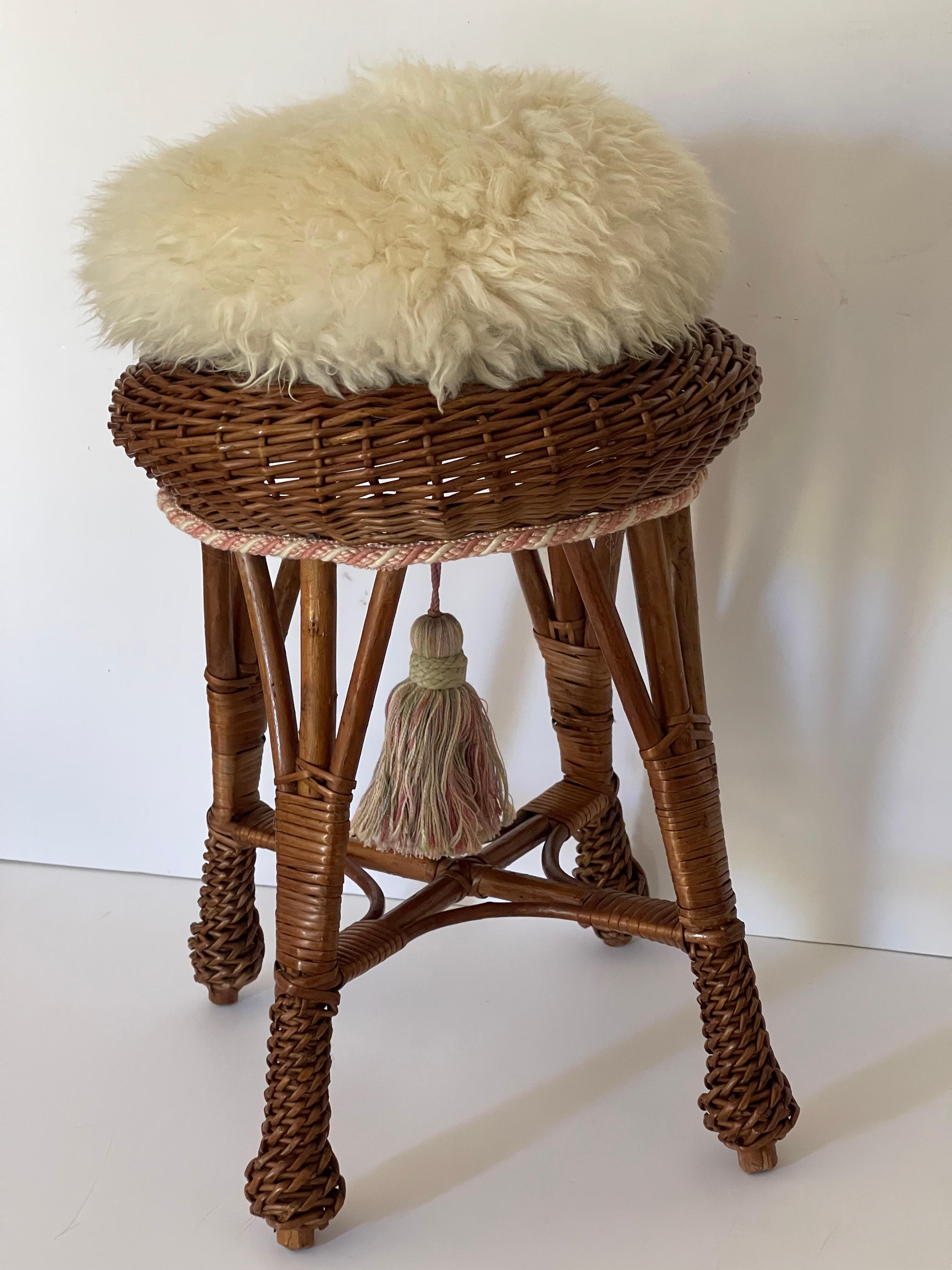 Sgabello o supporto per piante in rattan intrecciato a mano vintage.