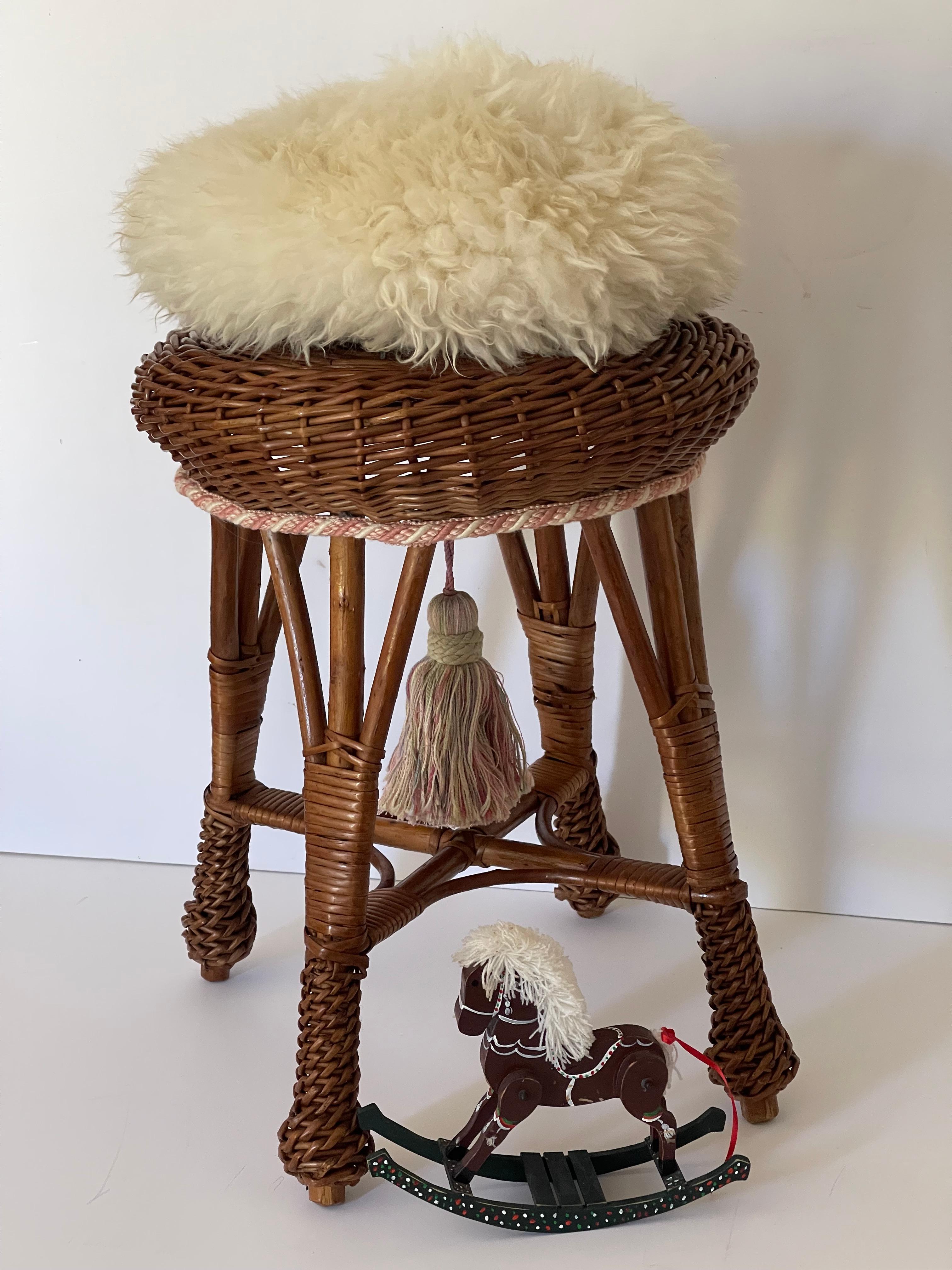 Organico moderno Sgabello o supporto per piante in rattan intrecciato a mano vintage in vendita