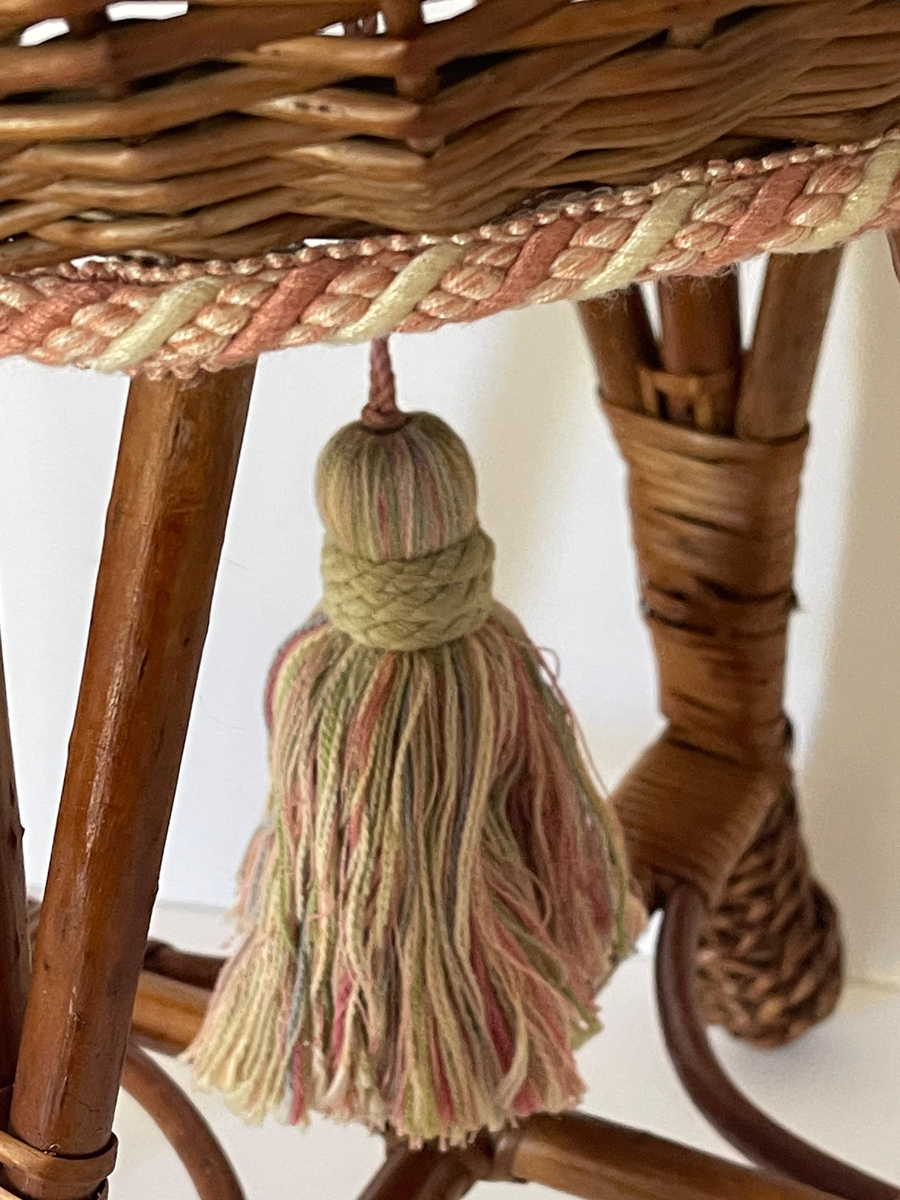 Americano Sgabello o supporto per piante in rattan intrecciato a mano vintage in vendita