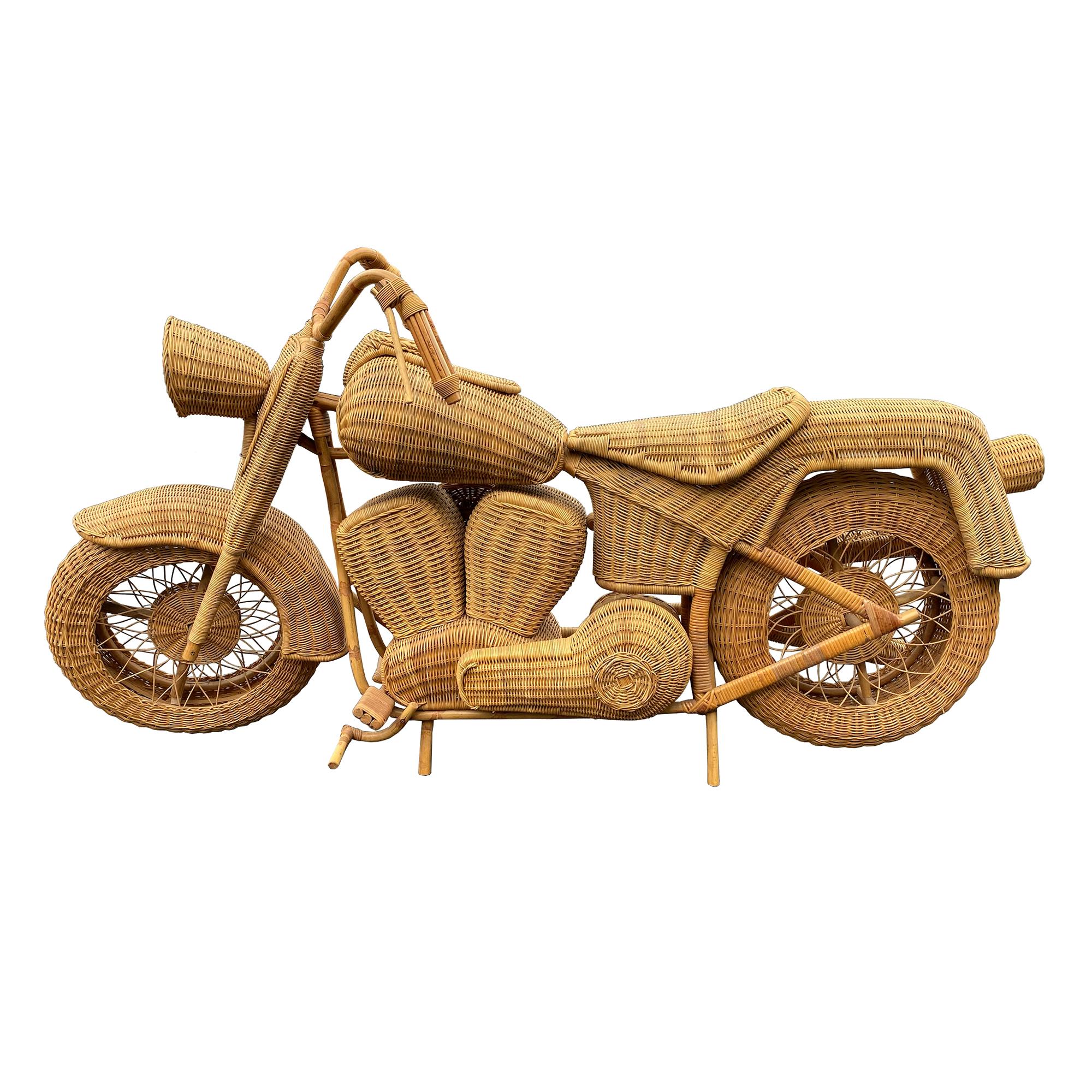 Questa scultura vintage di Harley Davidson a grandezza naturale presenta un design in vimini costiero che la rende un pezzo decorativo unico e accattivante.  Spesso attribuito a Tom Dixon per Habitat, ma questo pezzo non è contrassegnato. Il colore