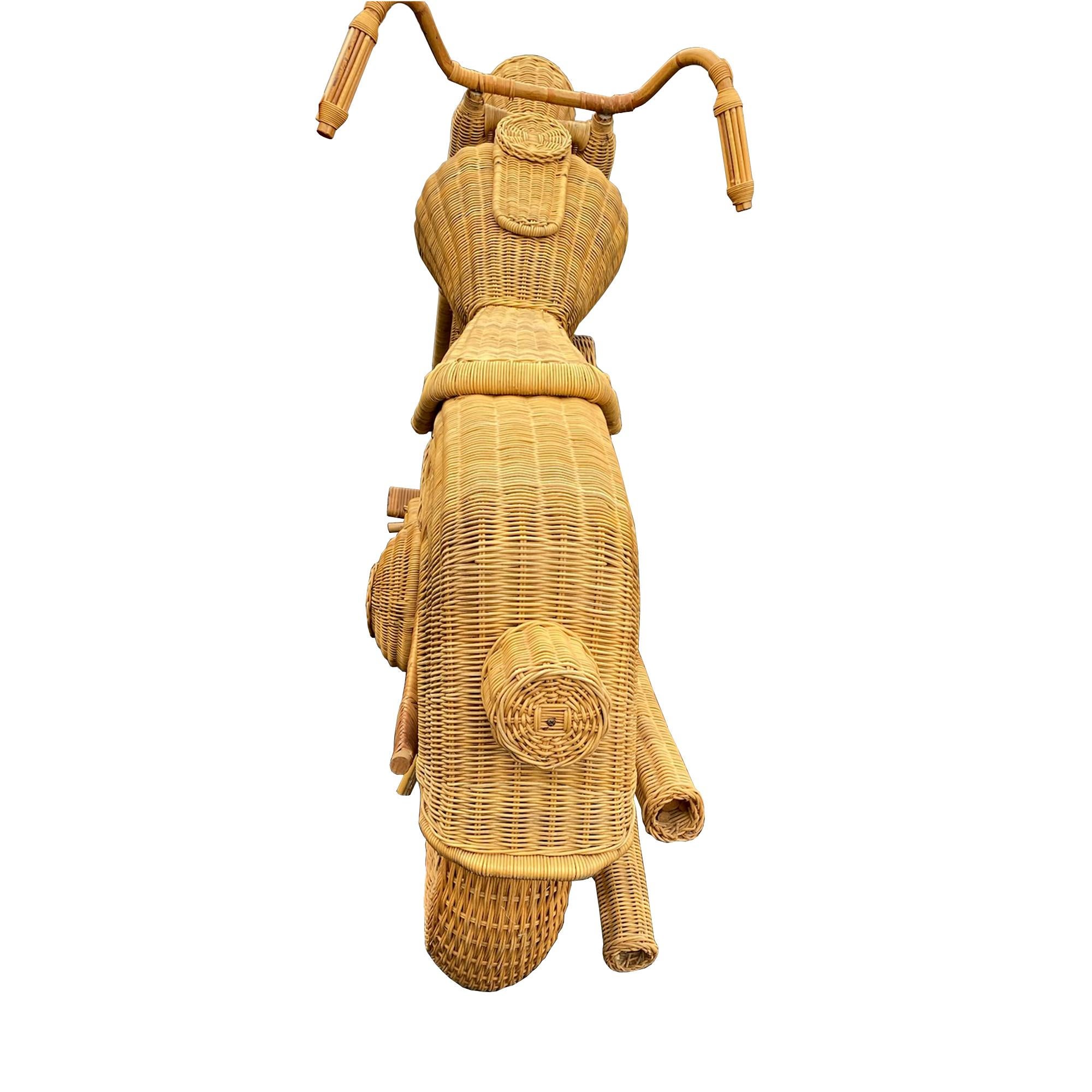 Americano Scultura in rattan d'epoca a grandezza naturale di Harley Davidson, vimini, bambù e litorale in vendita