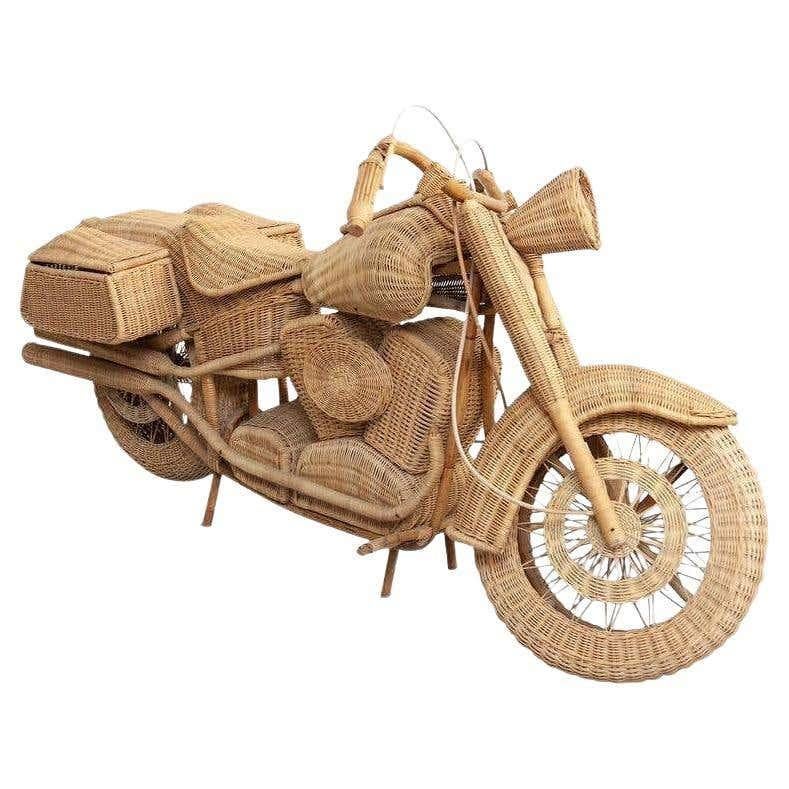 Erweitern Sie Ihre Sammlung mit diesem einmaligen Harley-Motorrad aus Rattan im Vintage-Stil. Dieses echte Size-Stück wurde von einem unbekannten Kunsthandwerker um 1970 in Spanien geschaffen und ist ein echtes Highlight.

Das aus