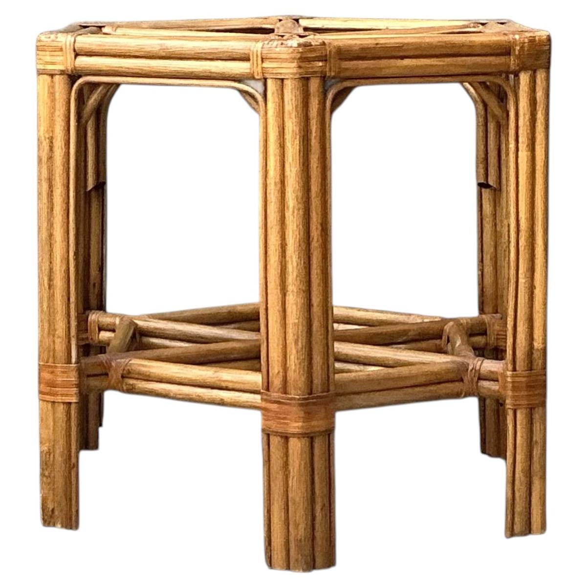 Tavolo da pranzo esagonale in rattan vintage con piedistallo in vendita