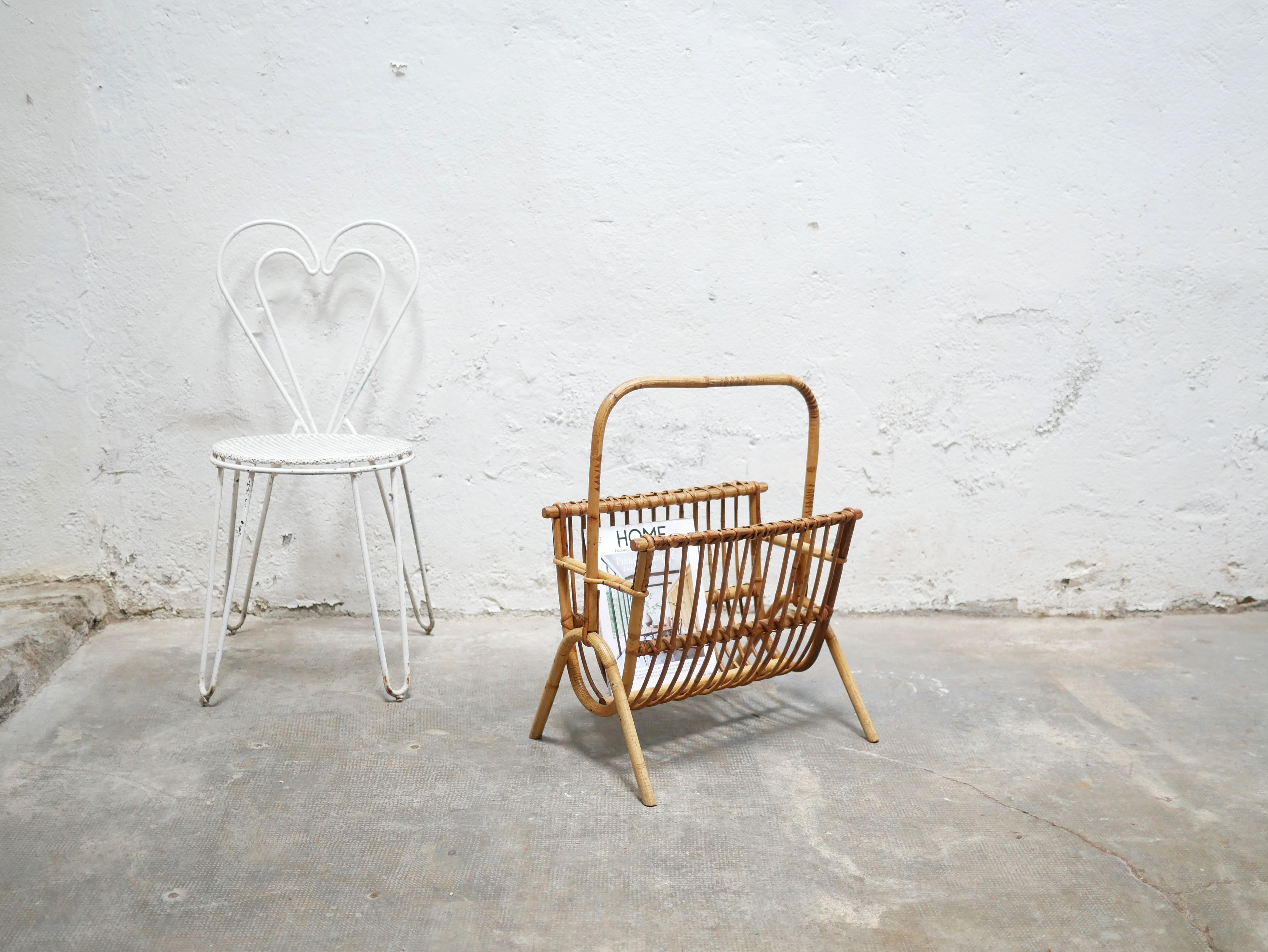 Rattan magazine rack from the 60s. 

It seduces with its luminous color, the warmth and softness of the rounded lines of the rattan. 
Practical and pretty, it will easily fit into a current, natural and bohemian decoration.  

Very good condition,