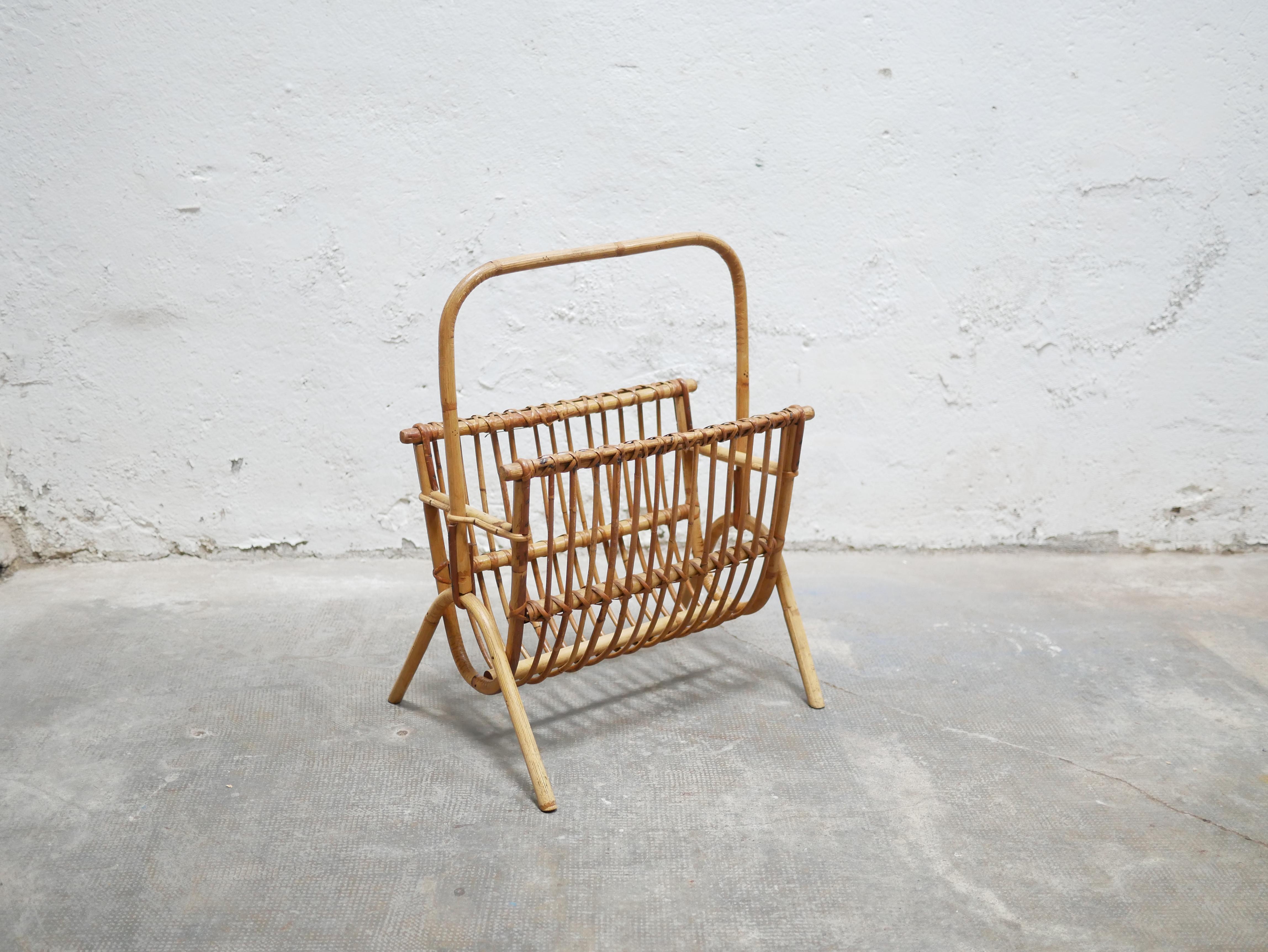 Vintage rattan magazine rack In Good Condition For Sale In AIGNAN, FR