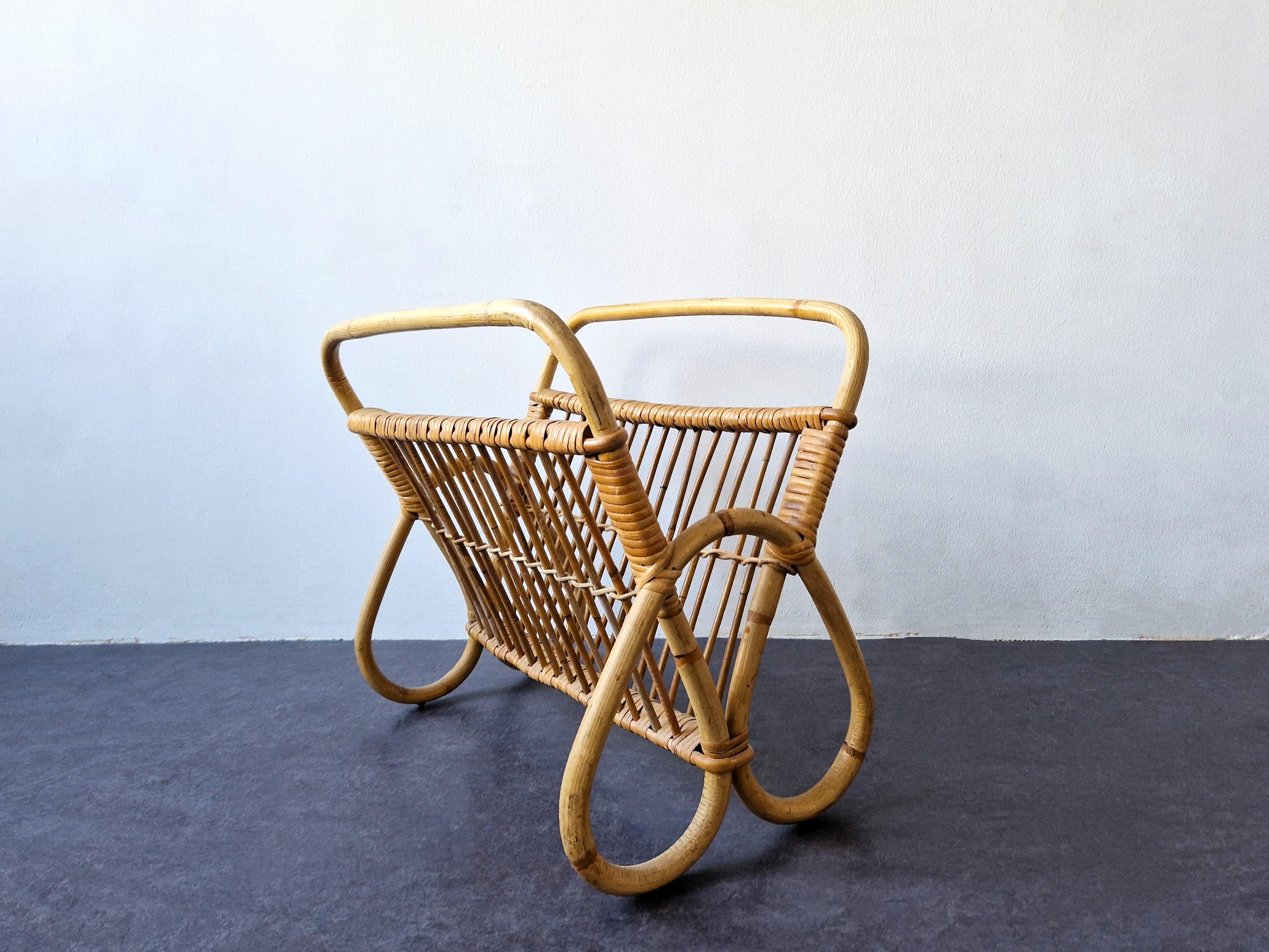 This decorative vintage rattan magazine rack is a lovely design that would suit nicely in a bohemian interior for example. It has been expertly checked and some smaller repairs have been done at a few spots with new rattan. It is in a very good