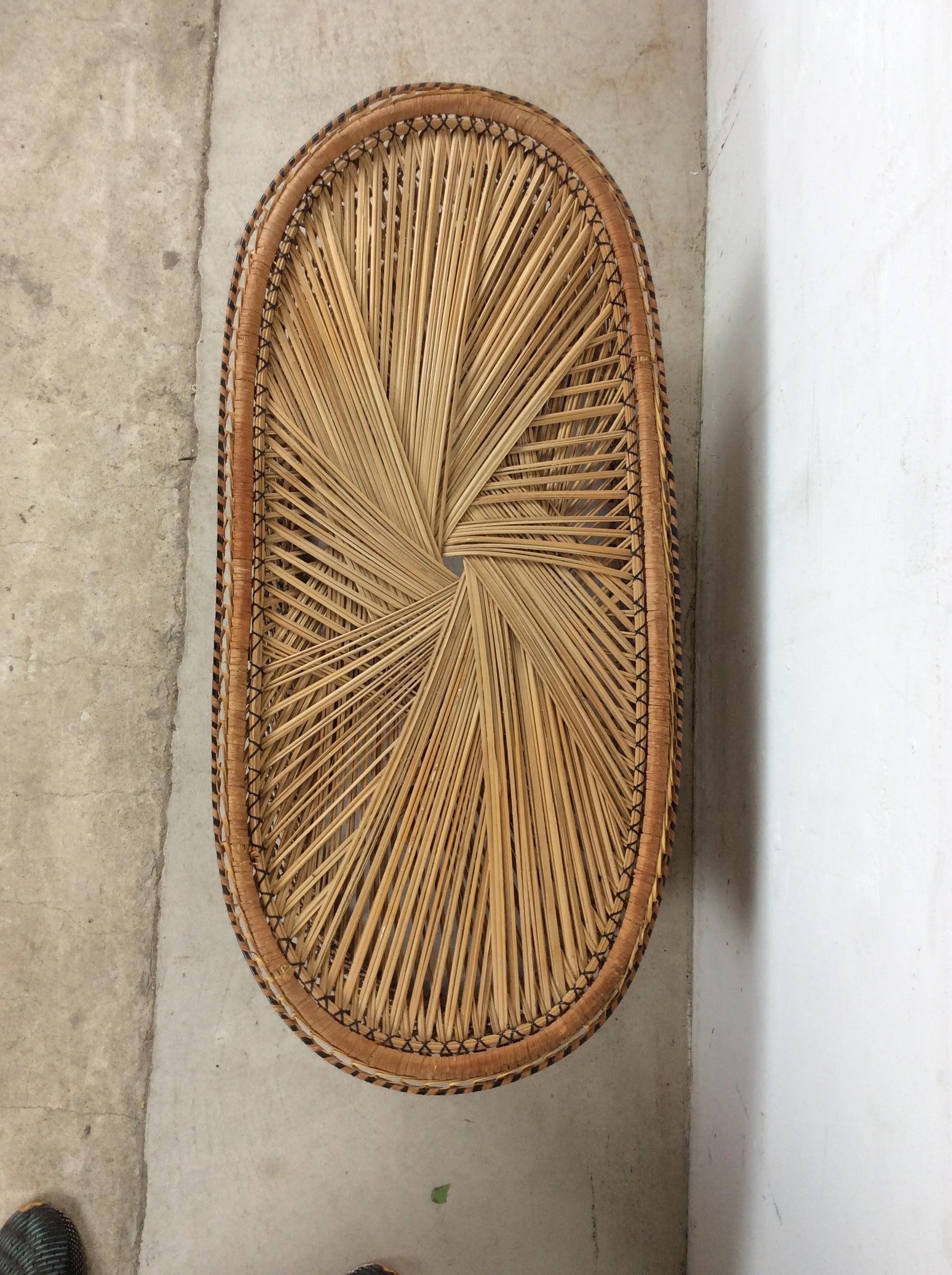 Rotin Table basse ovale en rotin vintage en vente